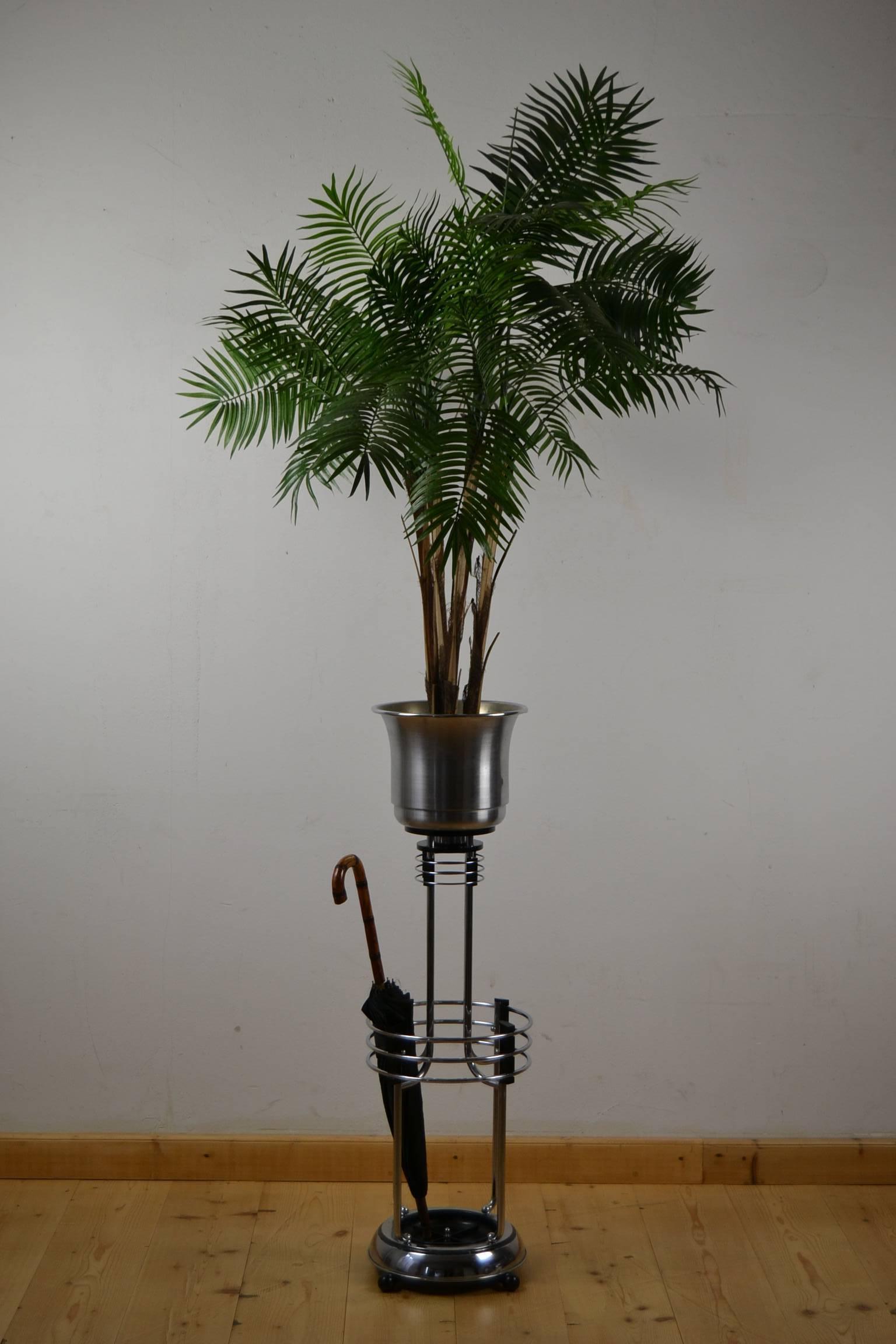 Beautiful streamlined Art Deco plant and umbrella stand or champagne bucket stand made by the Belgian Company Demeyere in the 1930s.
The chrome and bakelite is still in very good used condition.
Modernist style. 
