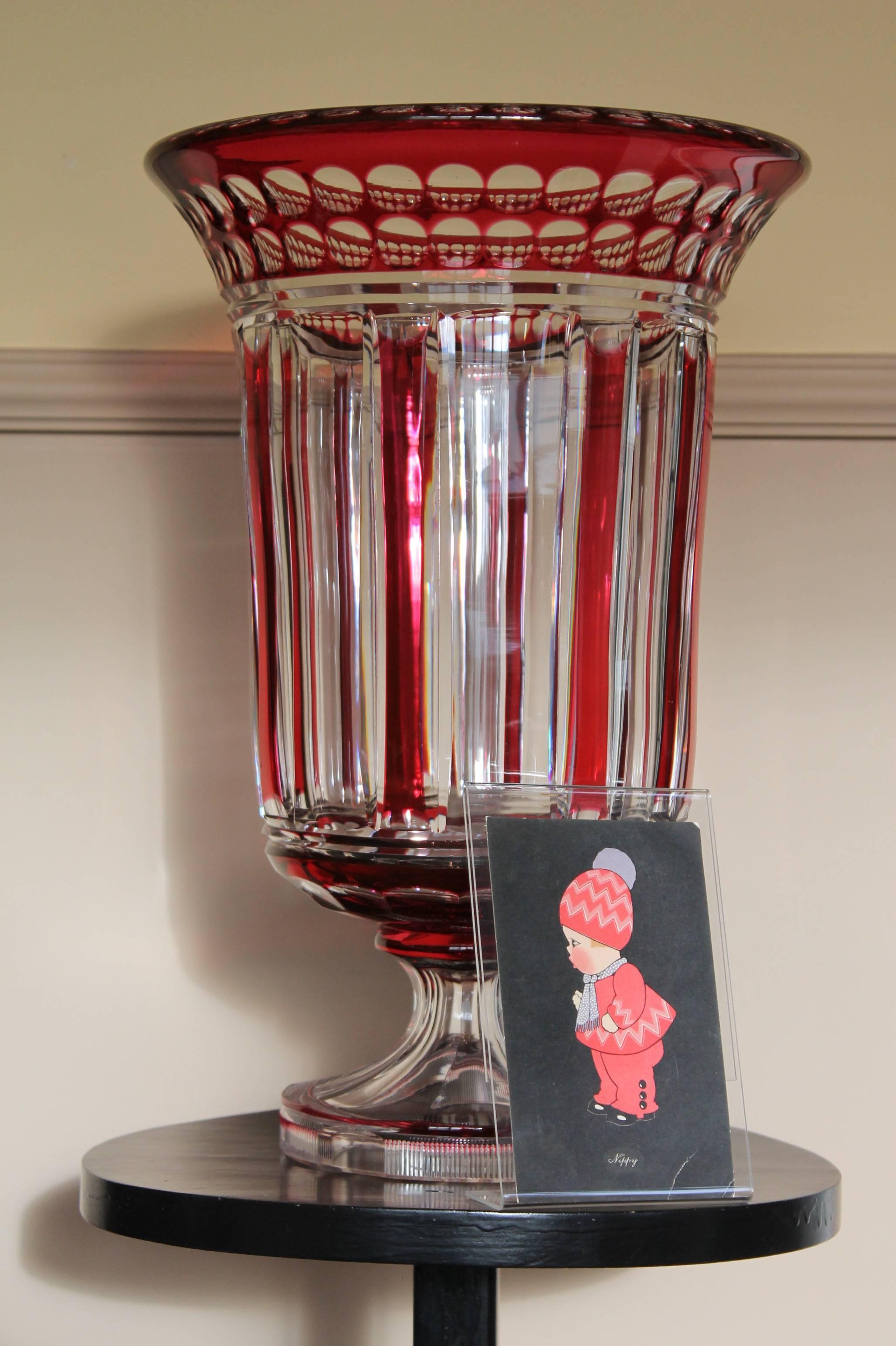 Gorgeous tall impressive facet cut, heavy red crystal vase from the 1930s.
Measures: 15.74 inch, 40 cm!
Handcrafted heavy Art Deco vase, flower holder by Val Saint Lambert, Belgium.
Probably designed by Joseph Simon or Charles Graffart.

Red