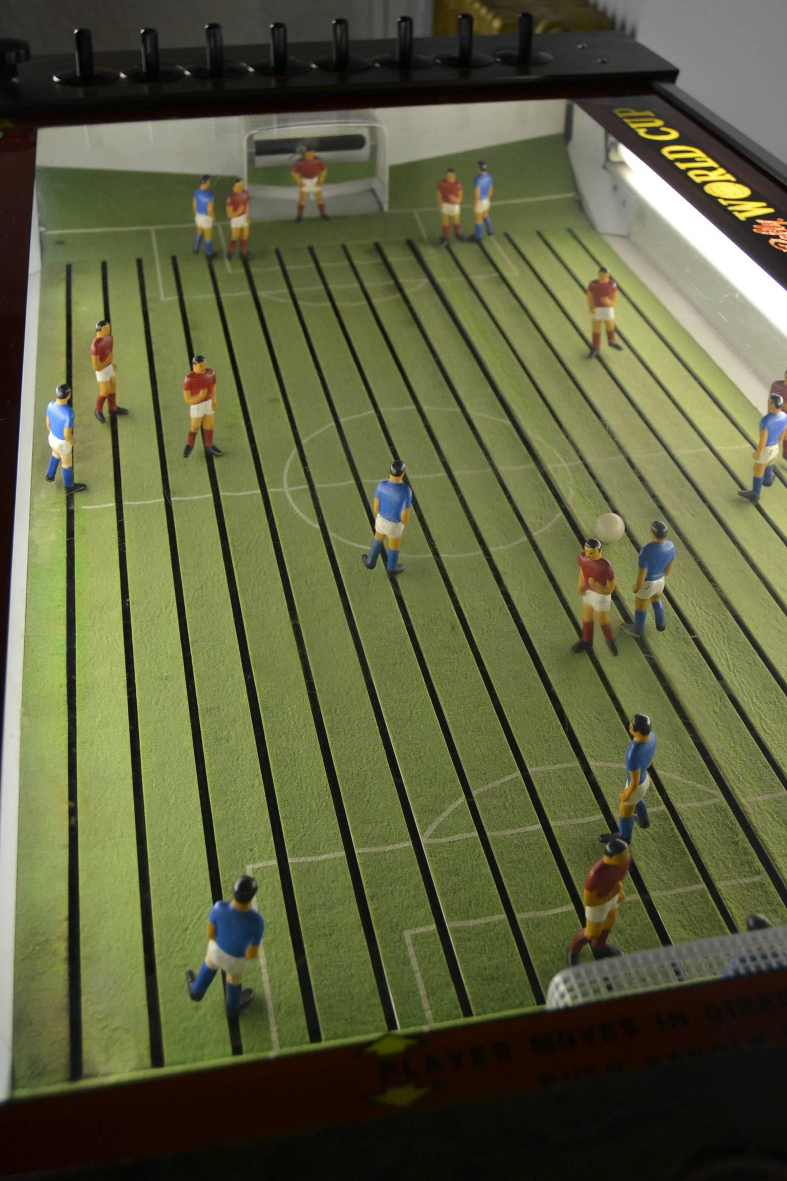 1968 Bally World Cup soccer game.
Made by Bally Corporation, Chicago Illinois, USA.
Duo game where the soccer players move in straight lines by using the handles individual levers joysticks.
Model NO 812A (230v - 50v - 6v - cycle), only 908