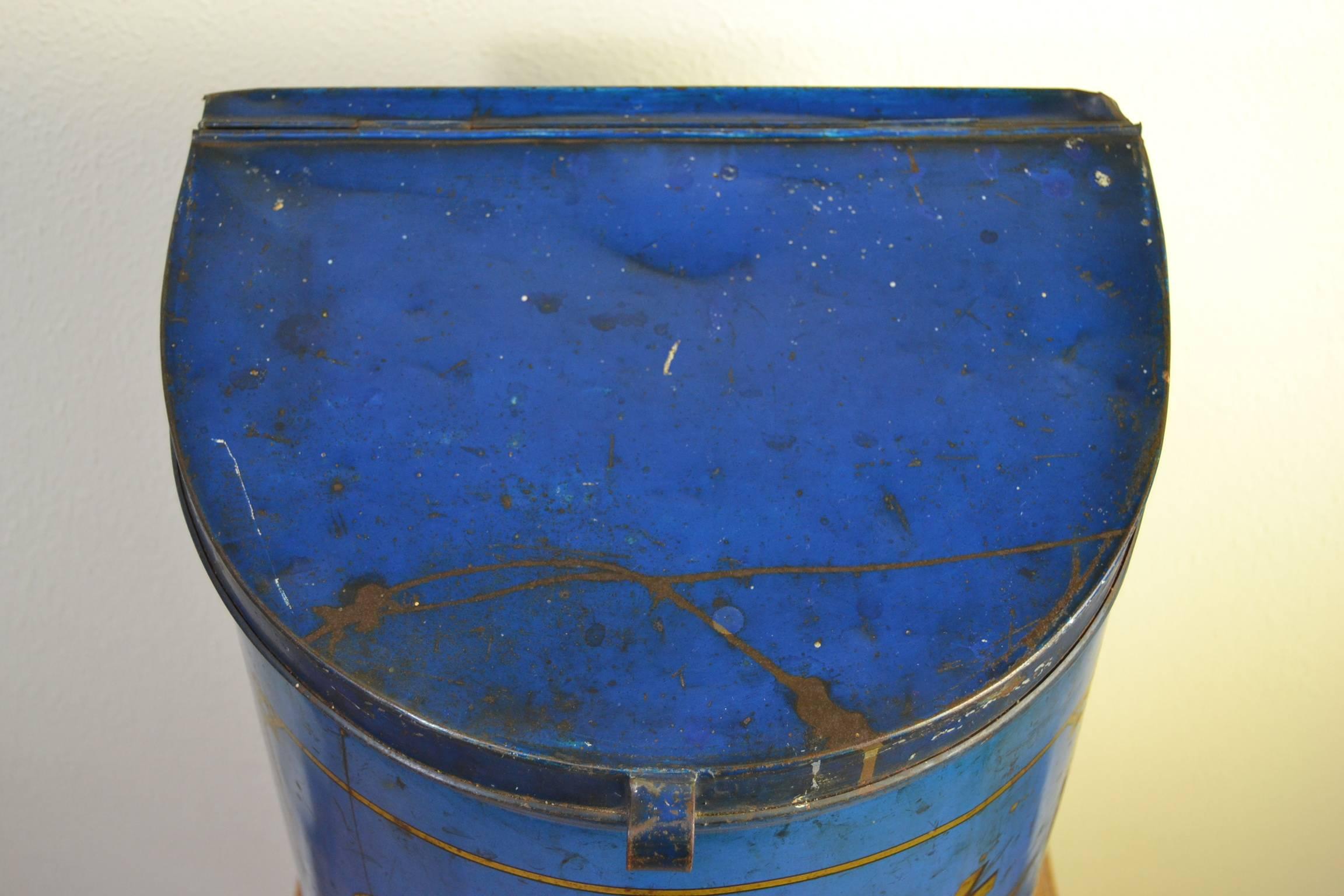 Old Big Blue Tin Coffee Box In Good Condition In Antwerp, BE