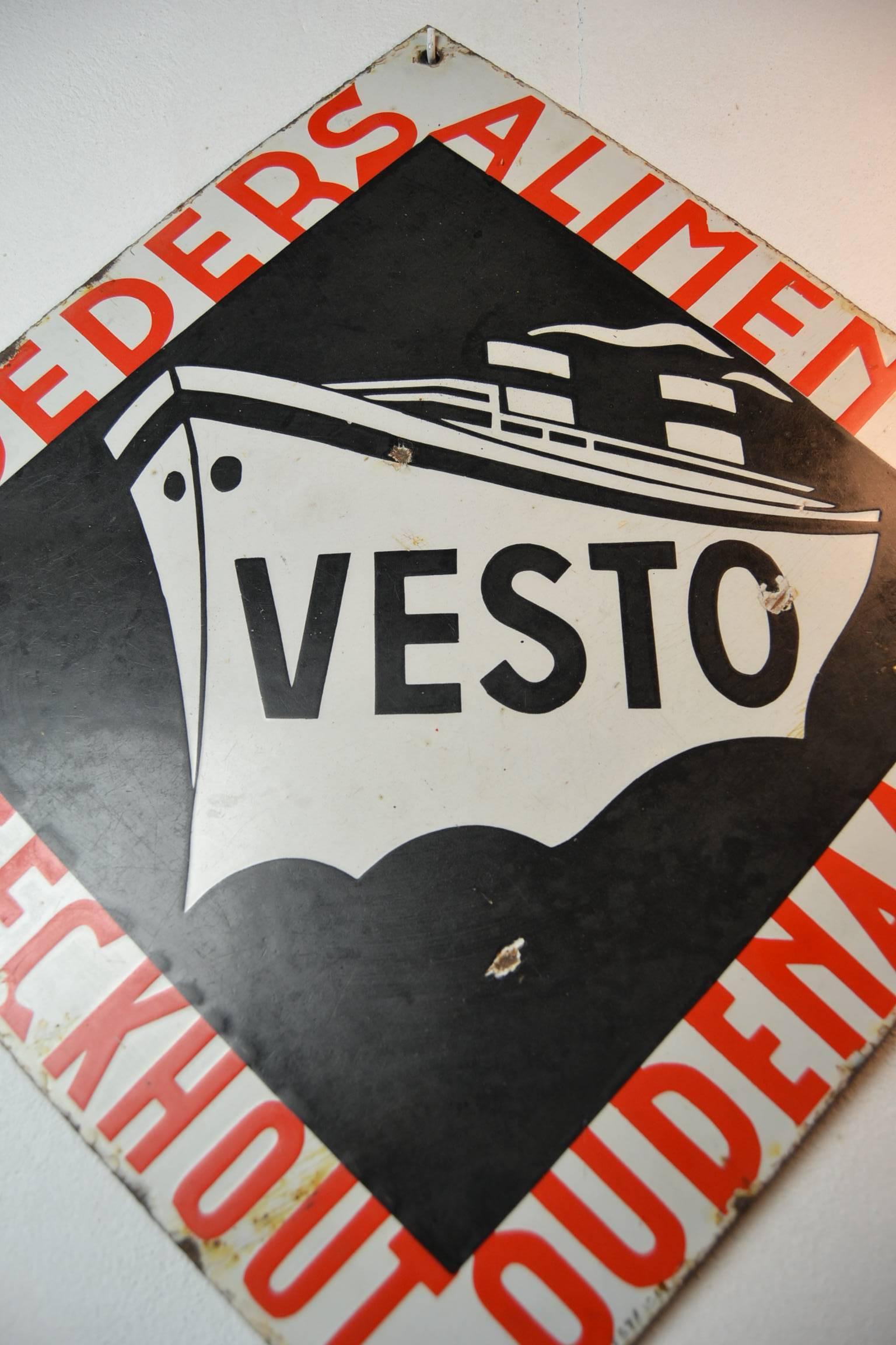 Vintage Enamel Sign with Boat In Good Condition In Antwerp, BE