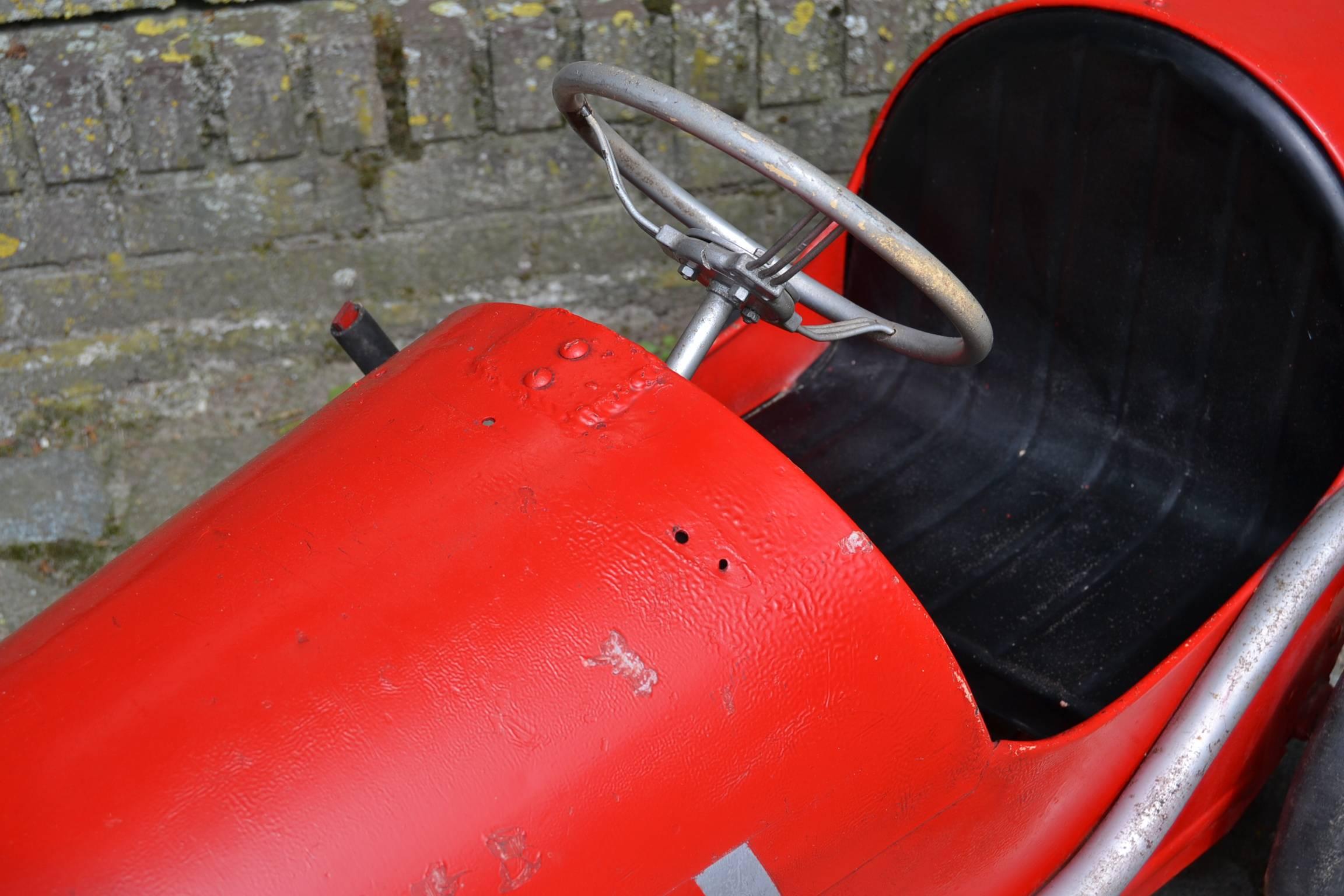 1950s Triang Racer Metal Pedal Car In Good Condition In Antwerp, BE