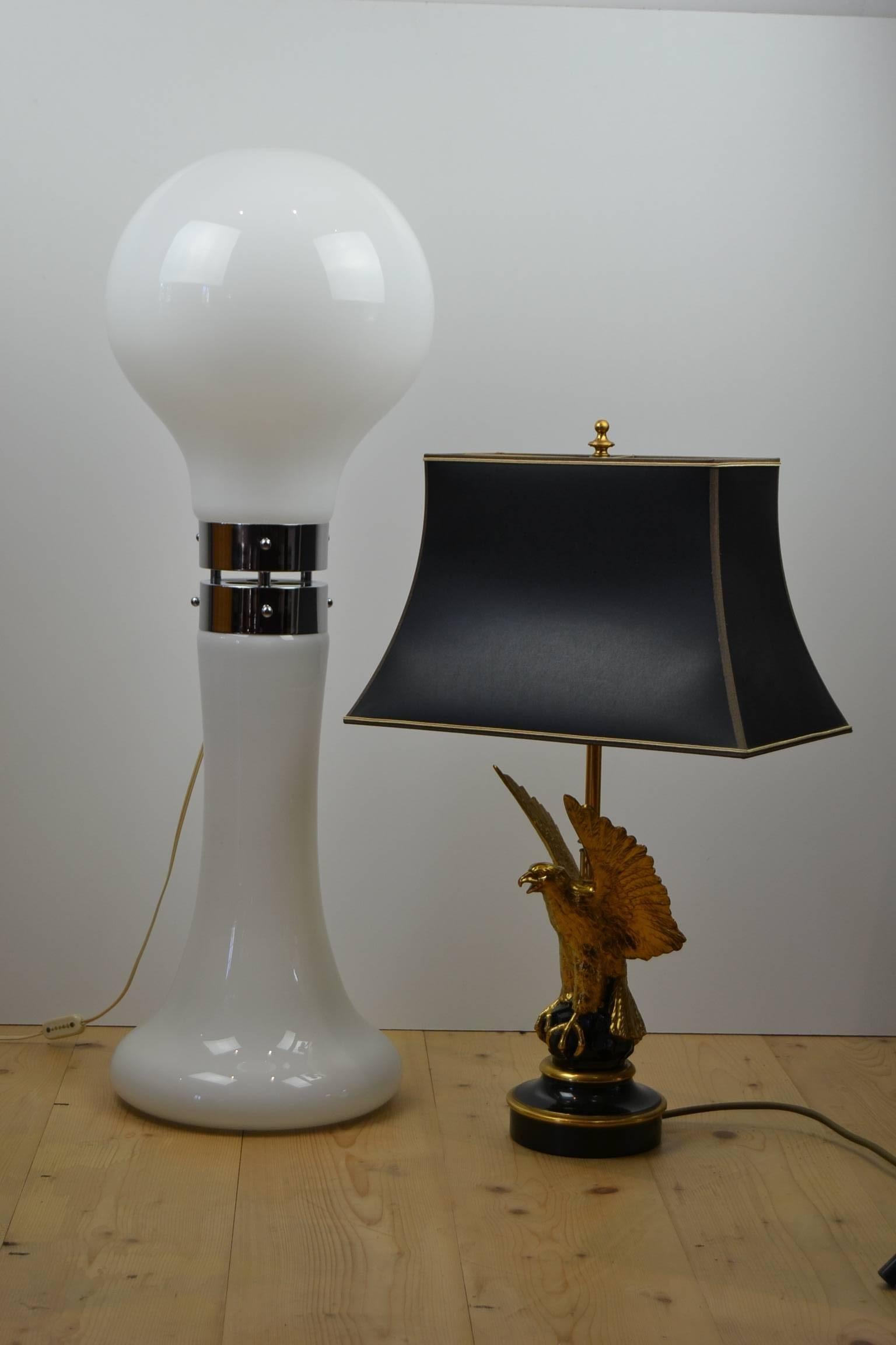 Carlo Nason Mushroom Floor Lamp.
This XL White Mushroom Shaped Murano Floor Lamp was designed by Carlo Nason for Mazzega Italy.

Height : 41, 33 inch H - 105 cm H ! 
A spectacular floor light from the 1960s.

It's a Mouth Blown Milk Glass Lamp from