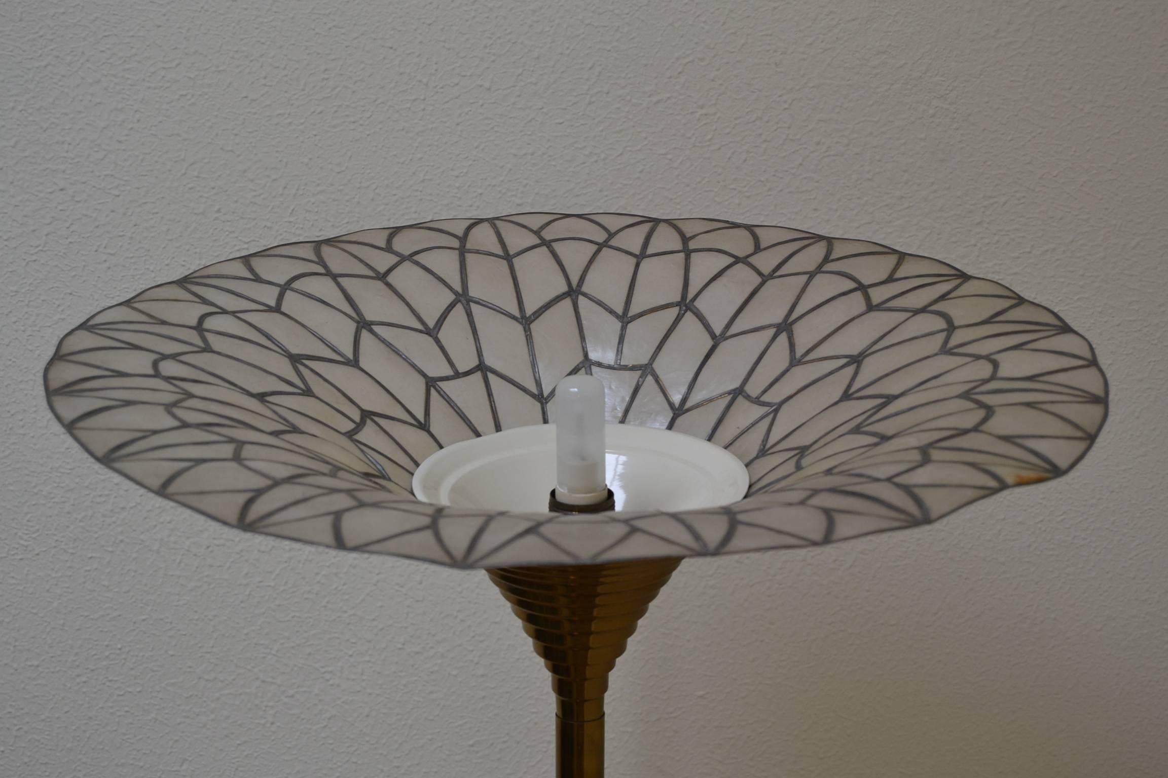 1960s Brass Torchiere Floor Lamp with Capiz Shell Trumpet Shade In Good Condition In Retie, BE
