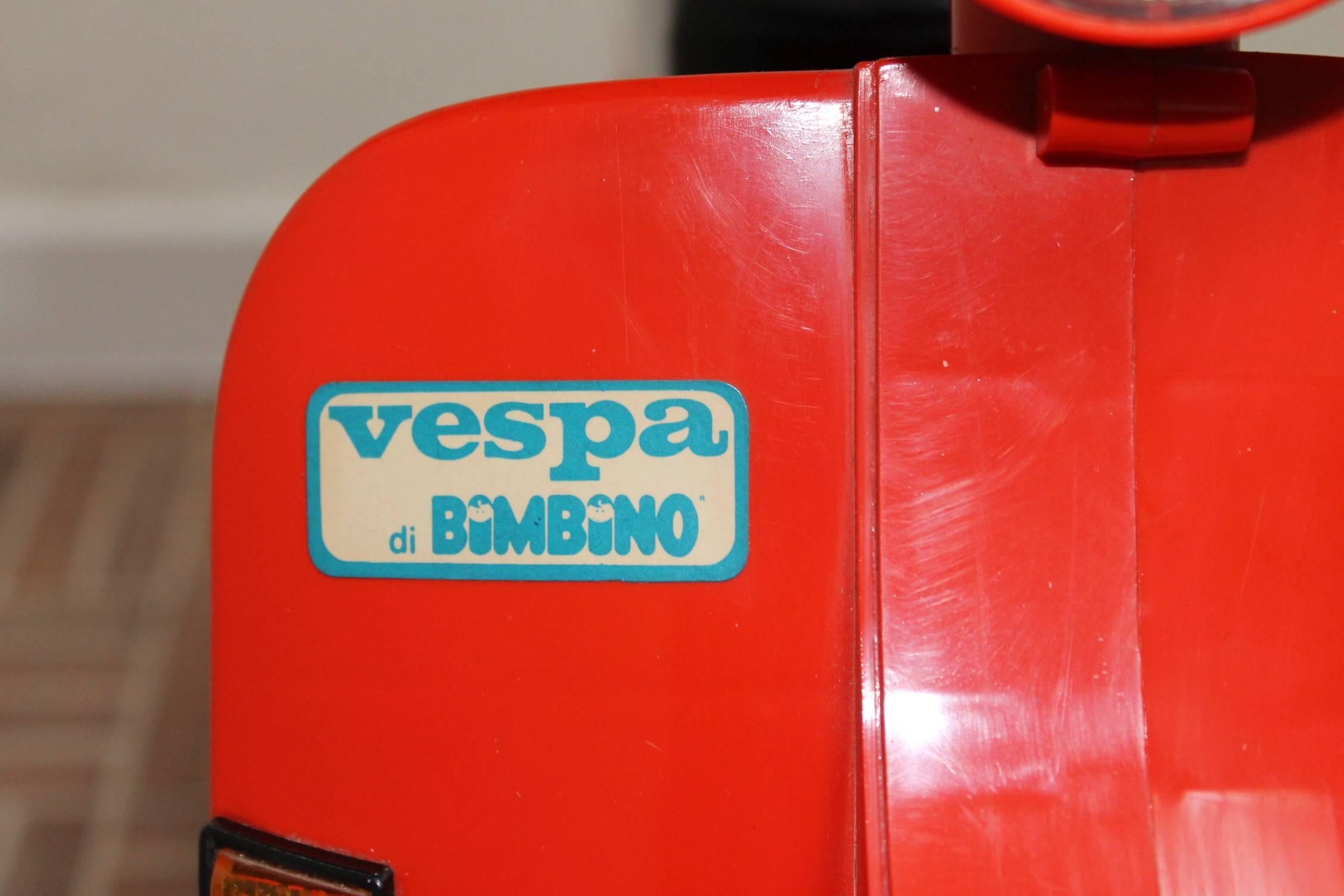 Lovely Iittle electric Vespa Di Bimbino - child's ride-on scooter 
Battery Operated Children's Toy - Piaggio model - hard plastic.
Italian model PX 200 E - 1980s.
A must have for any (Oldtimer) Scooter Fan. 
This baby Vespa scooter is the eldest