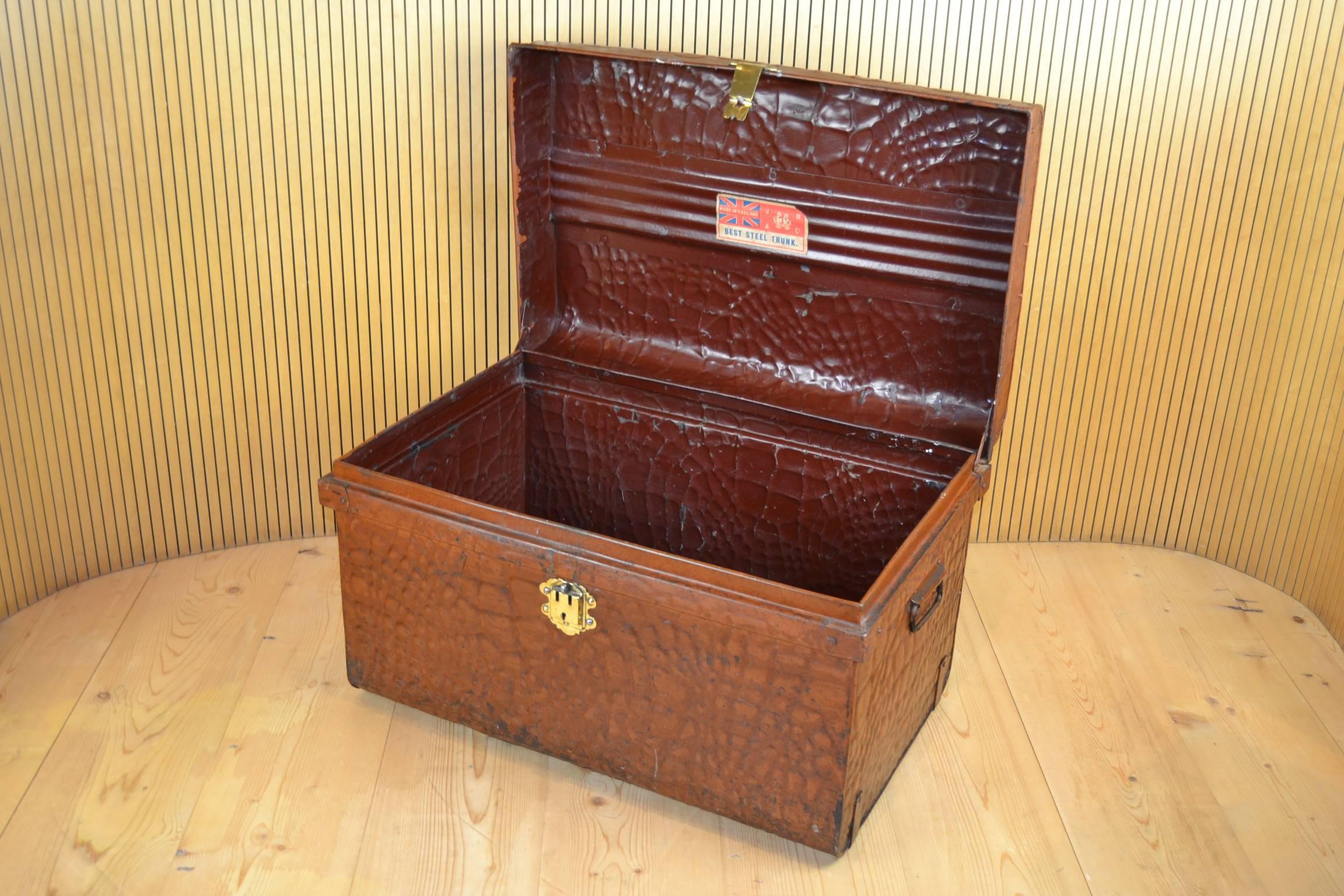 Wunderschöne große englische antike Aufbewahrungsbox aus Metall:: brauner handbemalter Metall-Reisekoffer mit Krokodil-Effekt:: Krokodil-Muster. 
Diese Bodenkiste hat Knöpfe auf der Oberseite:: um die Kiste zu schützen:: wenn andere darauf gestapelt