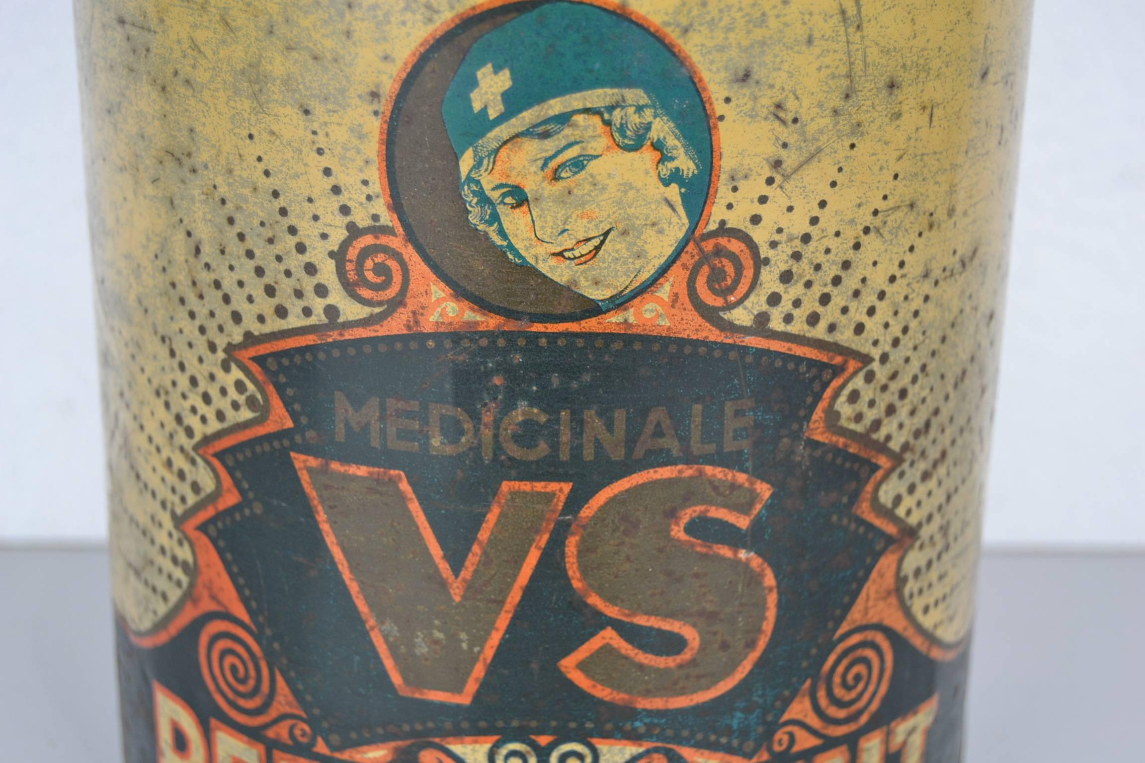 Awesome round antique decorative tin for medical Pepermint VS - Medicinale VS Pepermunt Holland. This tin was produced for the Company Van Slooten - Leeuwarden - Netherlands by Electro in the period 1930-1939, Art Deco.
Beautiful design with a lady