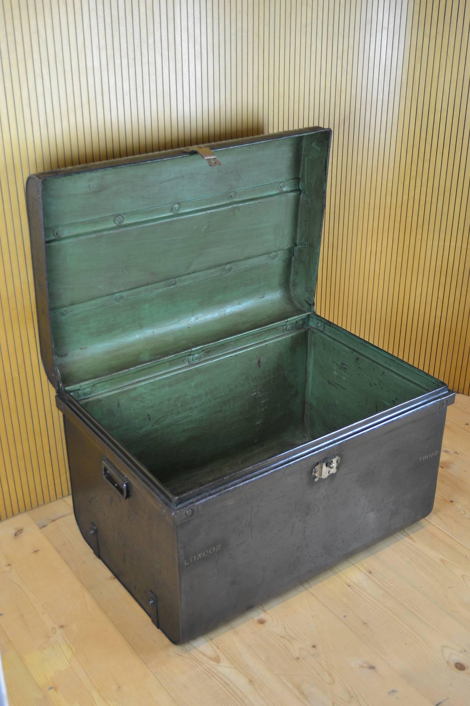 Early 20th Century Metal Travel Trunk In Excellent Condition In Antwerp, BE
