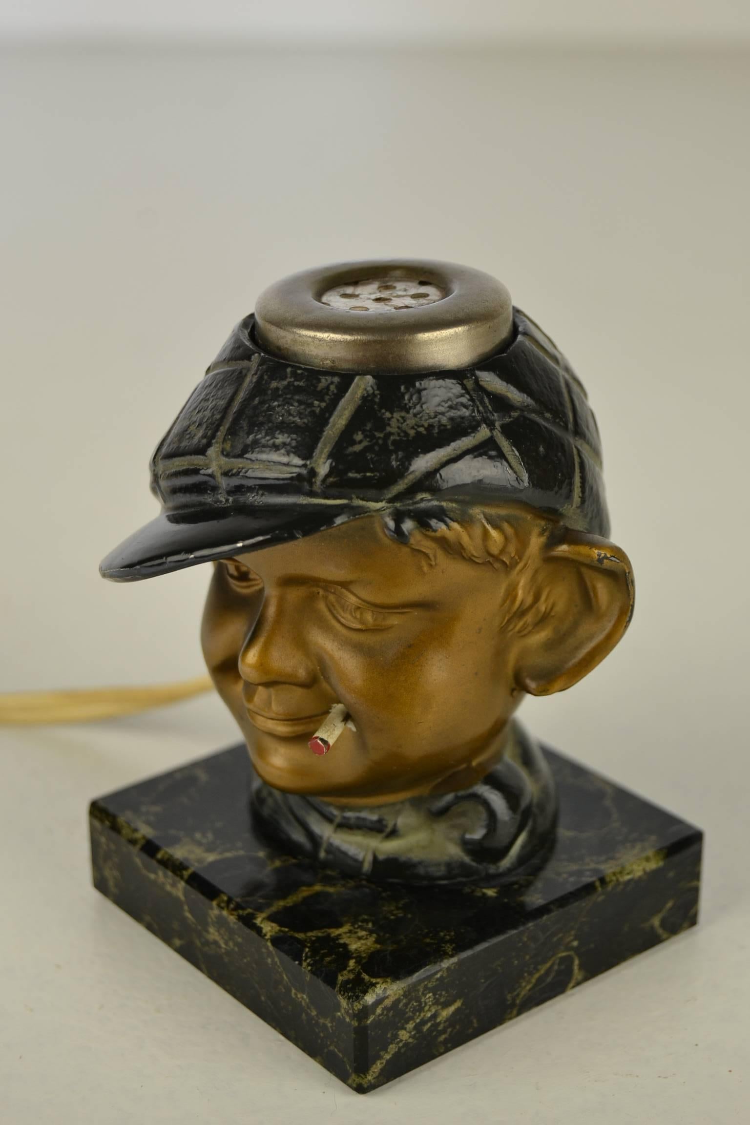 Antique electric cigar lighter.
Cold painted bronze man with cigarette in his mouth, mounted on marble base.
The heating system is on the hat ( 110 V ) , but doesn't work anymore.
this vintage figural cigar lighter is a collectible item - desk