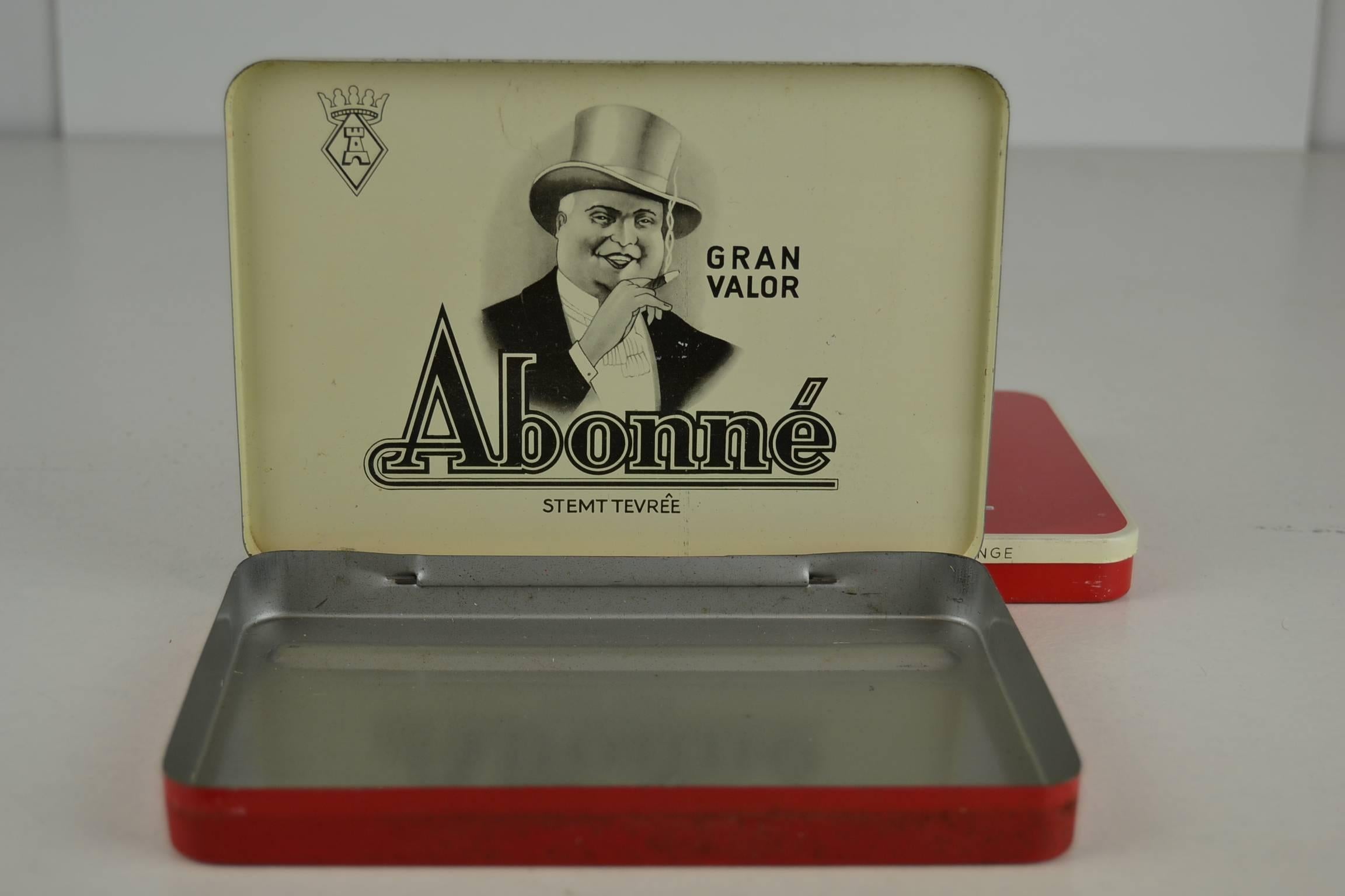 Tin 1950s Red Cigar Boxes with man and top hat for Abonné Gran Valor , Netherlands  For Sale