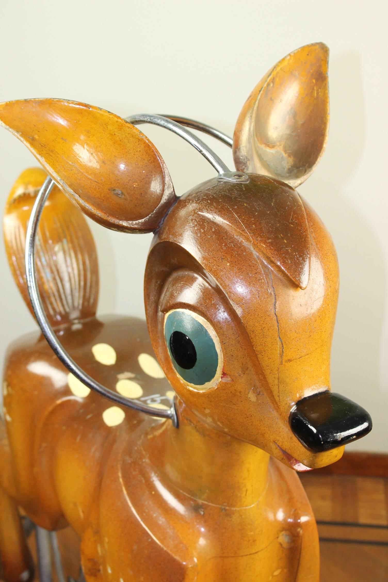 Bezaubernde handgeschnitzte Jahrmarktstierfigur aus Holz: 
Bambi:: die berühmte Weißwedelhirsch-Figur:: bekannt aus dem Disney-Animationsfilm und in der Erinnerung vieler Menschen. 

Diese Karussell-Skulptur wurde in den 1960er Jahren von Bernard
