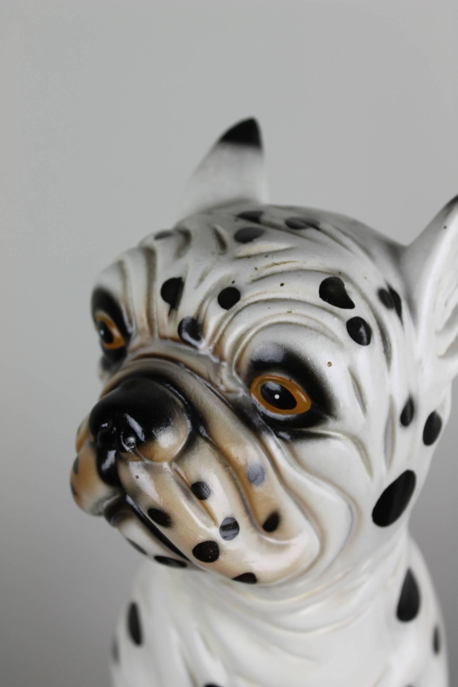 Handbemalte Hundeskulptur aus Keramik, Dalmatinischer Bulldogge, 1960er Jahre (Moderne der Mitte des Jahrhunderts) im Angebot