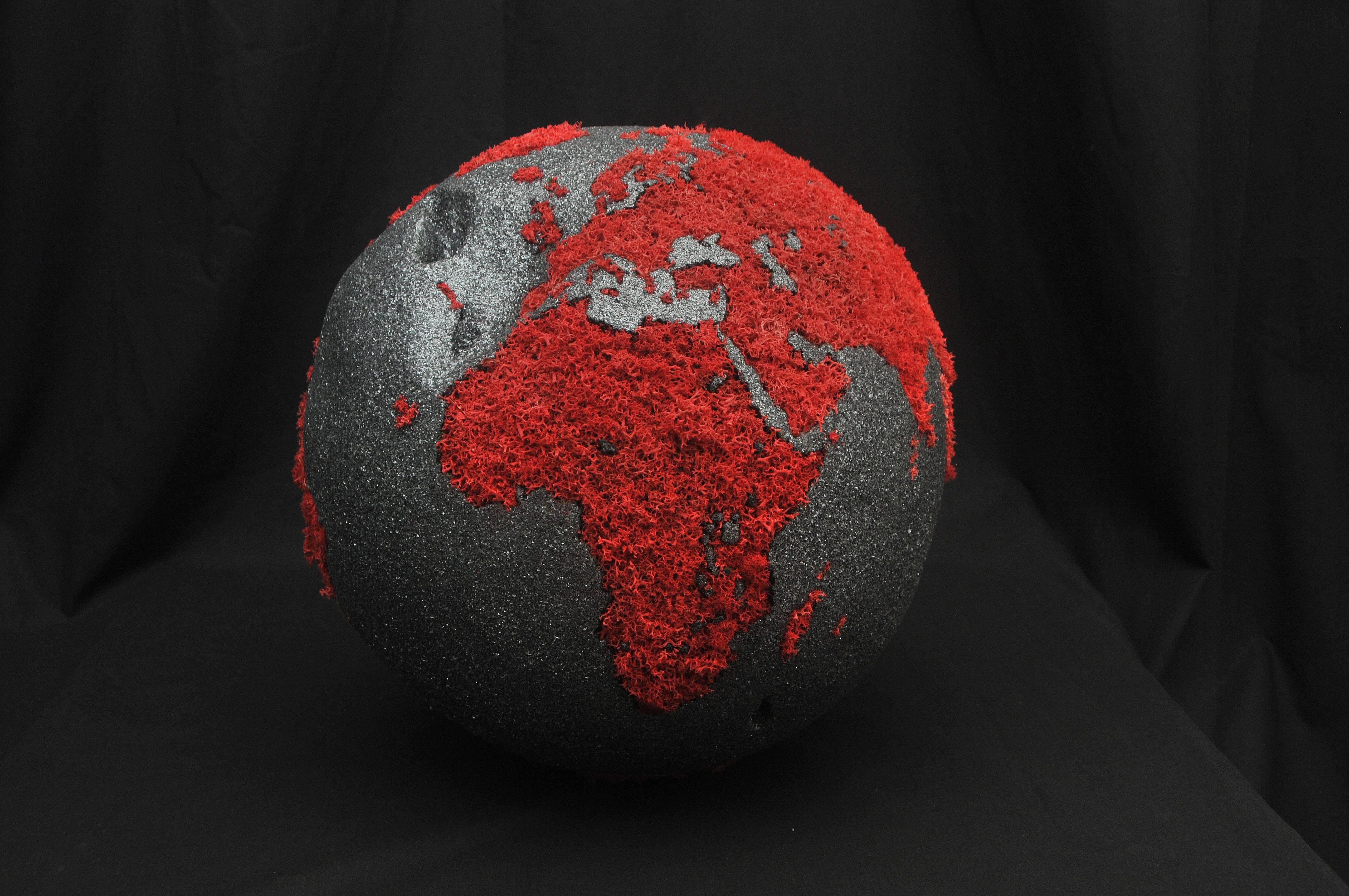 One of a kind 30 cm teak globe hand-carved
Rotative base 
Signed: HB Numbered 01 / 08 / 2016 
Finishing: 
Black mica on oceans 
Stabilized red lichen on continents.
 