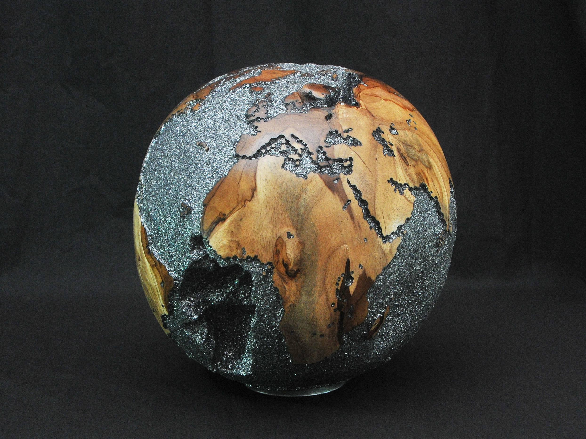 One of a kind globe / hand-carved 
Measures: Diameter 25 cm.
Number 041 / Signed HB
Finishing: Continents, natural teak / oceans, black mica. 


                                     