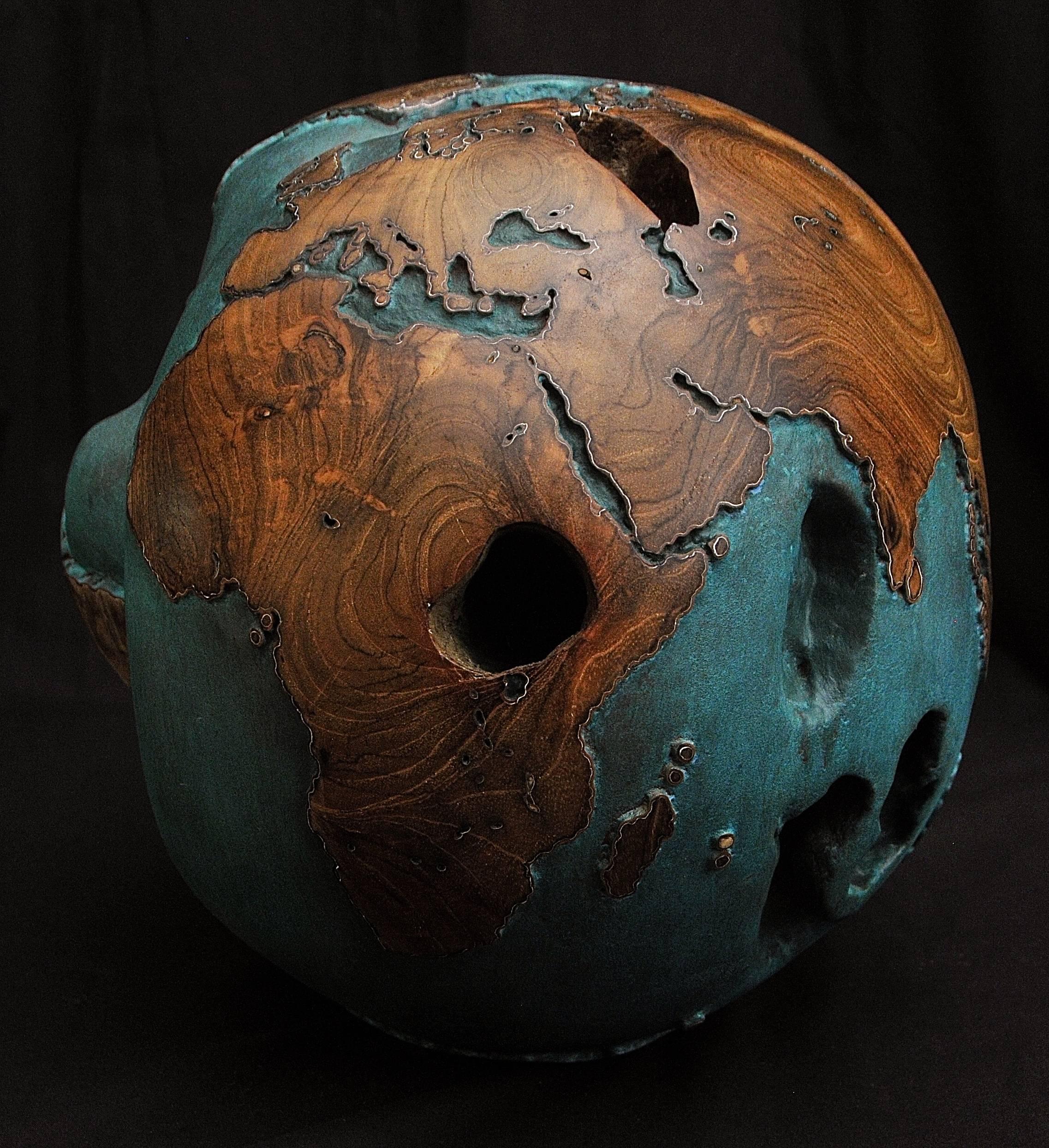 Measures: 30 cm globe from teak root
Hand-carved
Natural finishing on continents
Cooper inlay on oceans or green patine
Mounted on turning Platina.
