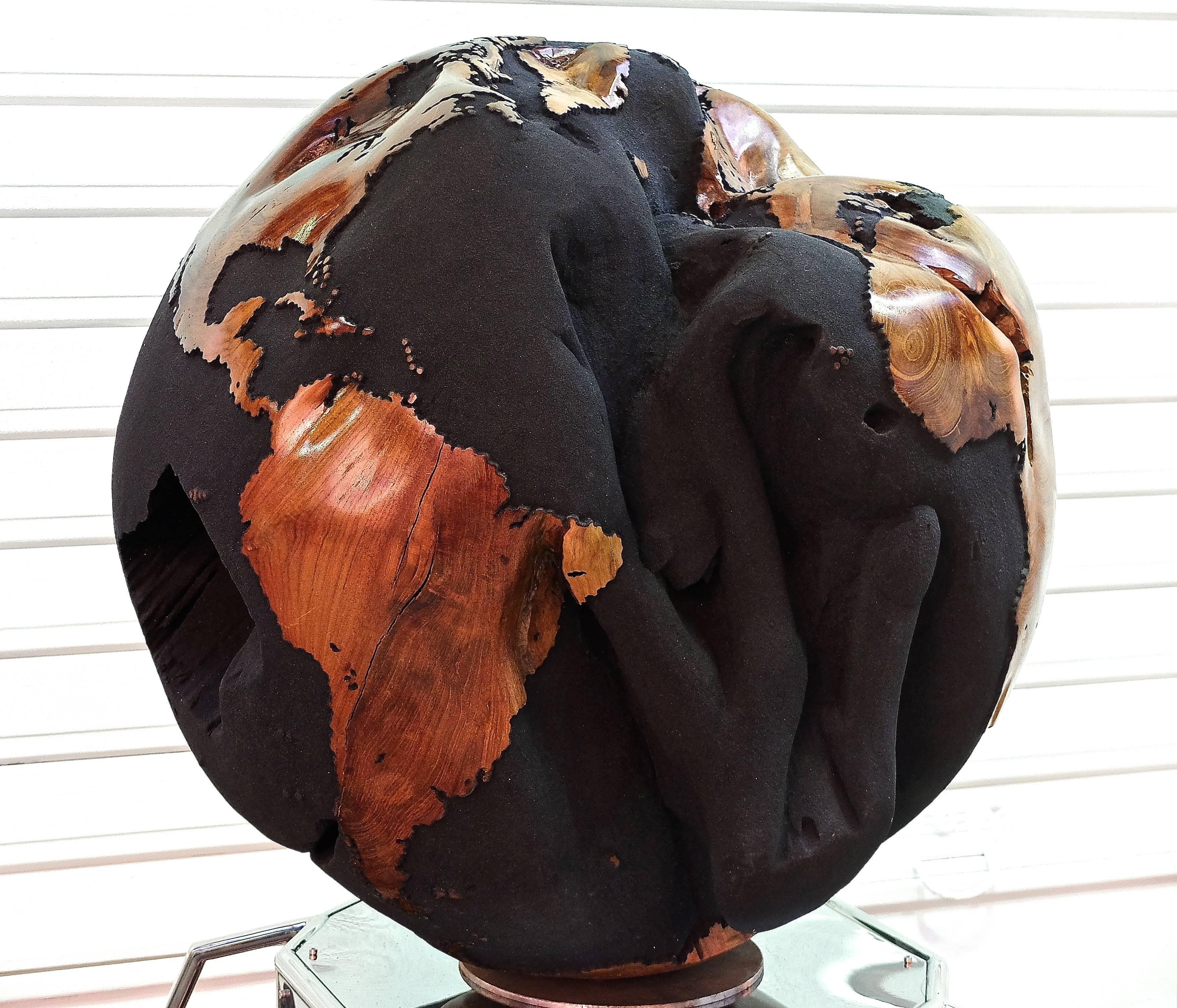 Fingers: Signed HB / 2015 / 080
Hand-carved 
Finishing : Volcanic Black Sand Inlay. 75 Cm diameter /