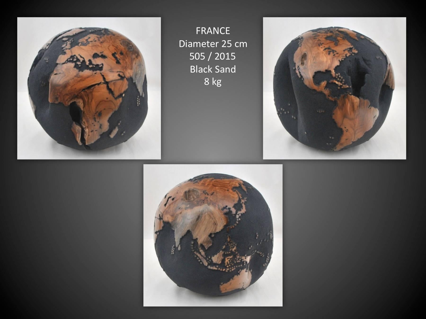 25 cm Black Wooden Globe from Teak Root Hand-Carved Rotative Base In Excellent Condition In Saint-Ouen, FR