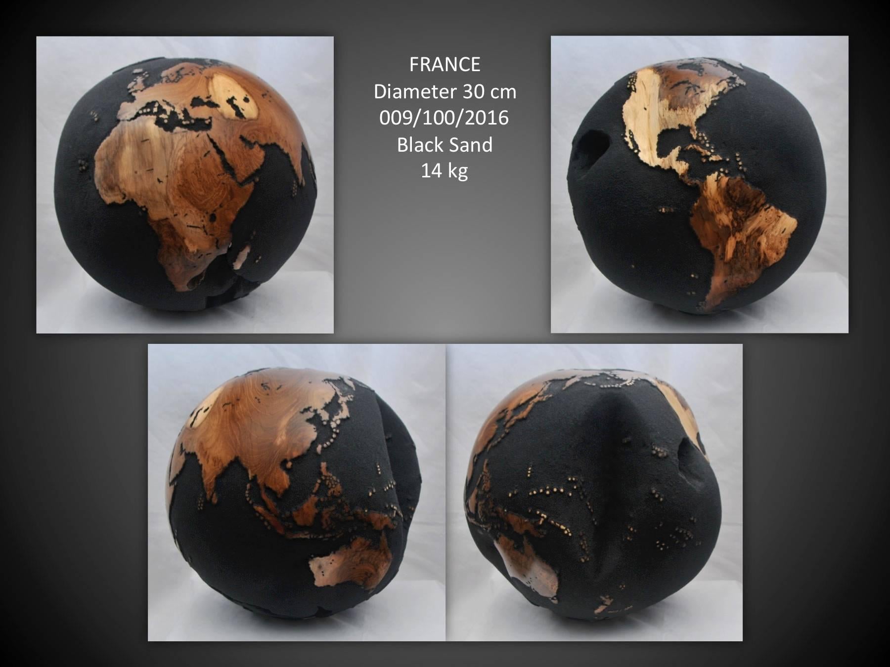 Wooden Globe Black Hand-Carved Fromteak Root Hand-Carved Rotative Base  In Excellent Condition In Saint-Ouen, FR