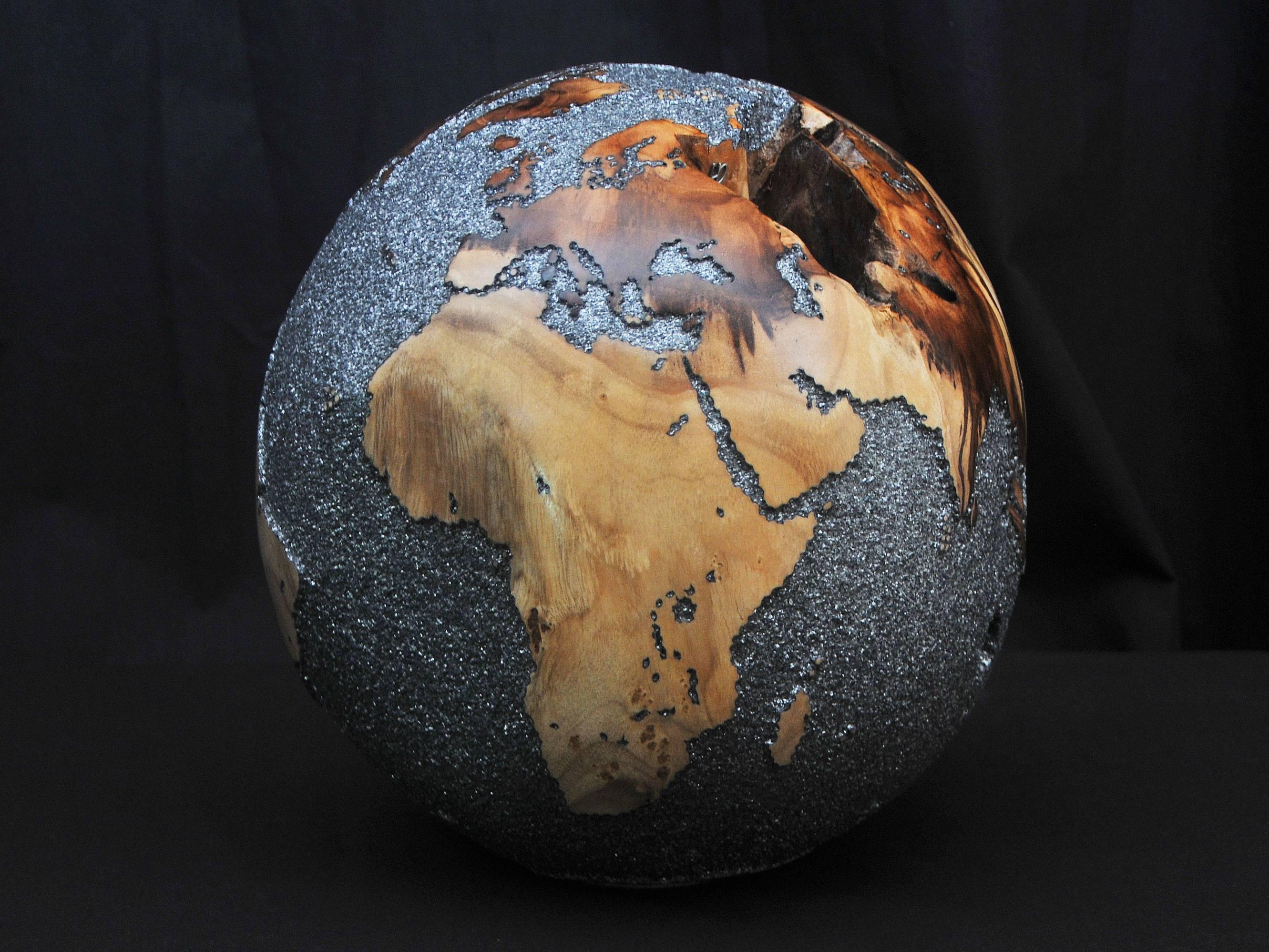 One of a kind 30 cm wooden globe hand-carved
Rotative base 
Black mica on oceans 
Natural teak on continents
Numbered 012 /100 / 2016. signed HB
Finishing : 
Continents : Black mica 
Oceans : Natural teak.
  