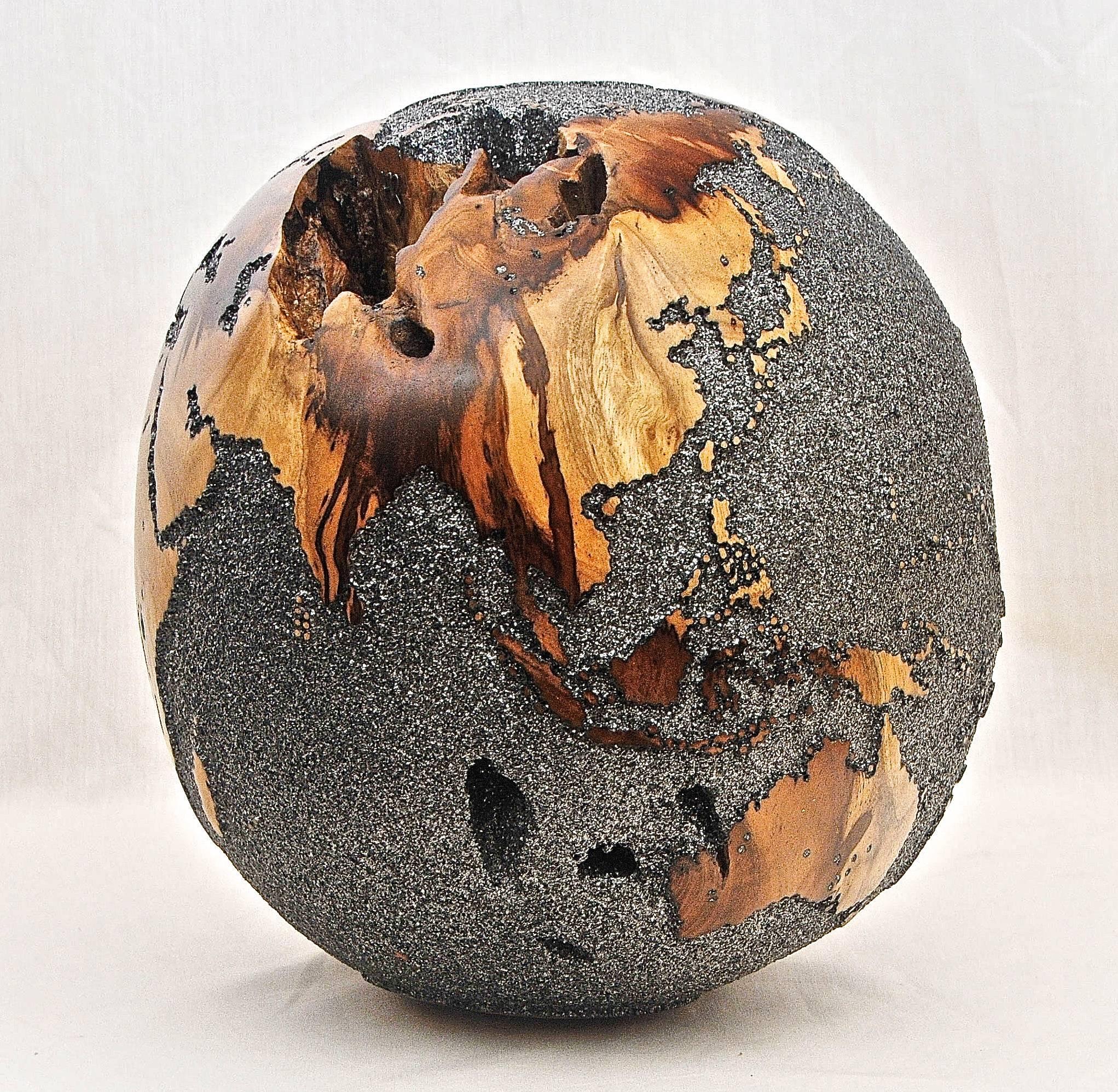 Contemporary One of a Kind Globeteak Hand-Carved Black Mica Rotative Base - 11.81 in. (30 cm)