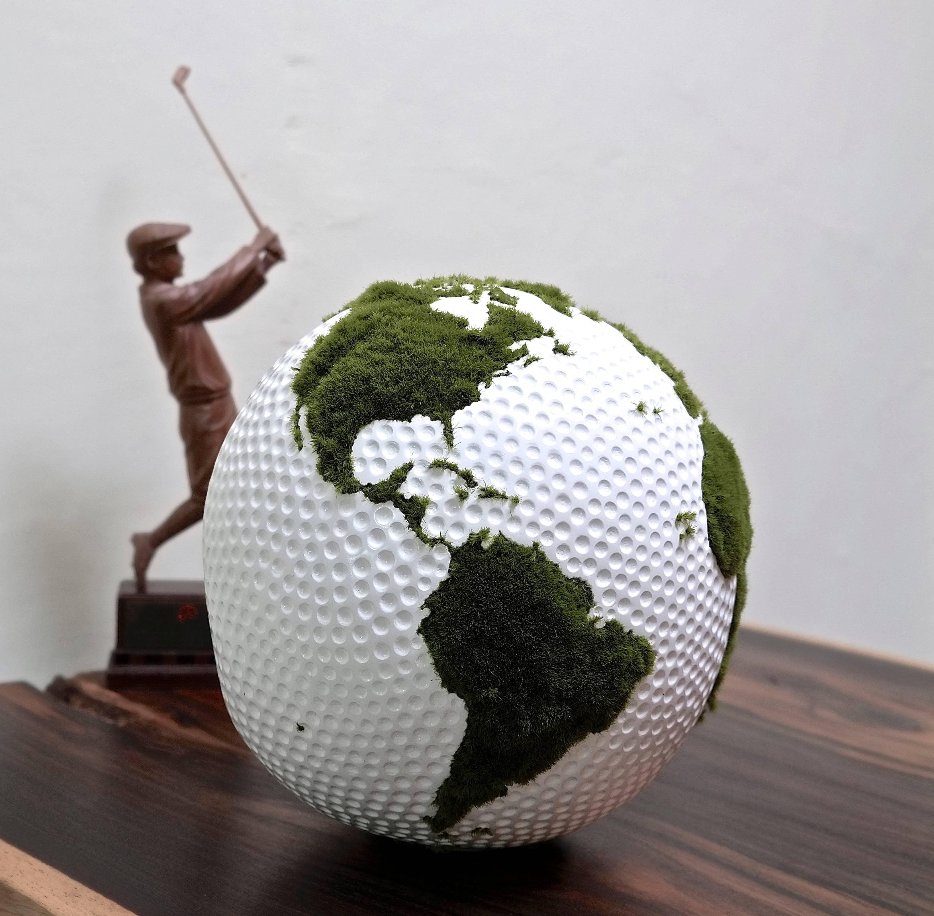 Golf globe hand-carved in a solid teak root
One of a kind
Measures: Diameter 30 cm
Turning base
Ball: Hand-carved holes / white acrylic resin
Continents: Synthetic lawn.