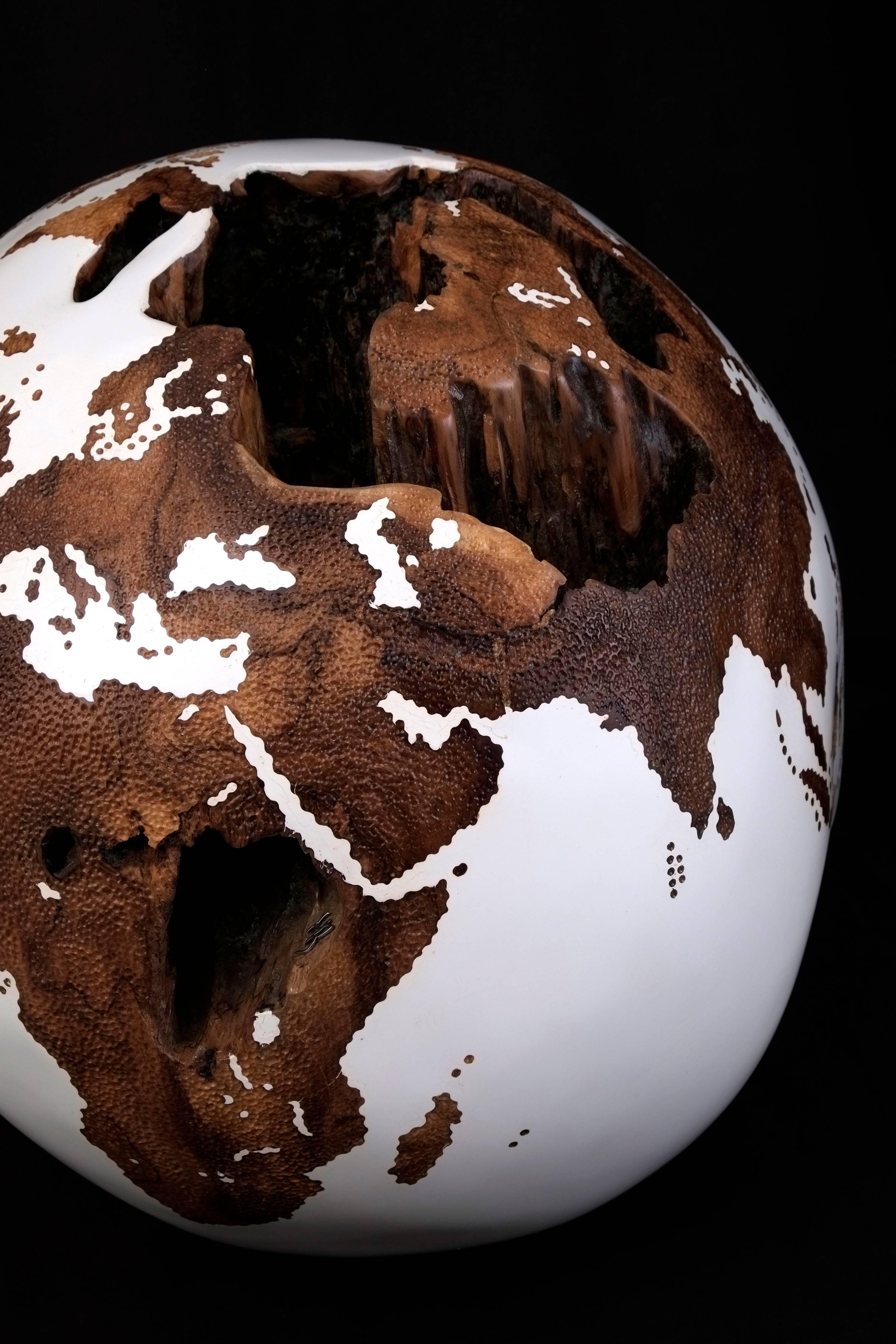 Balinais Globes classiques blancs HB en racine de teck avec effet peau martelée, 40 cm, vente du samedi en vente