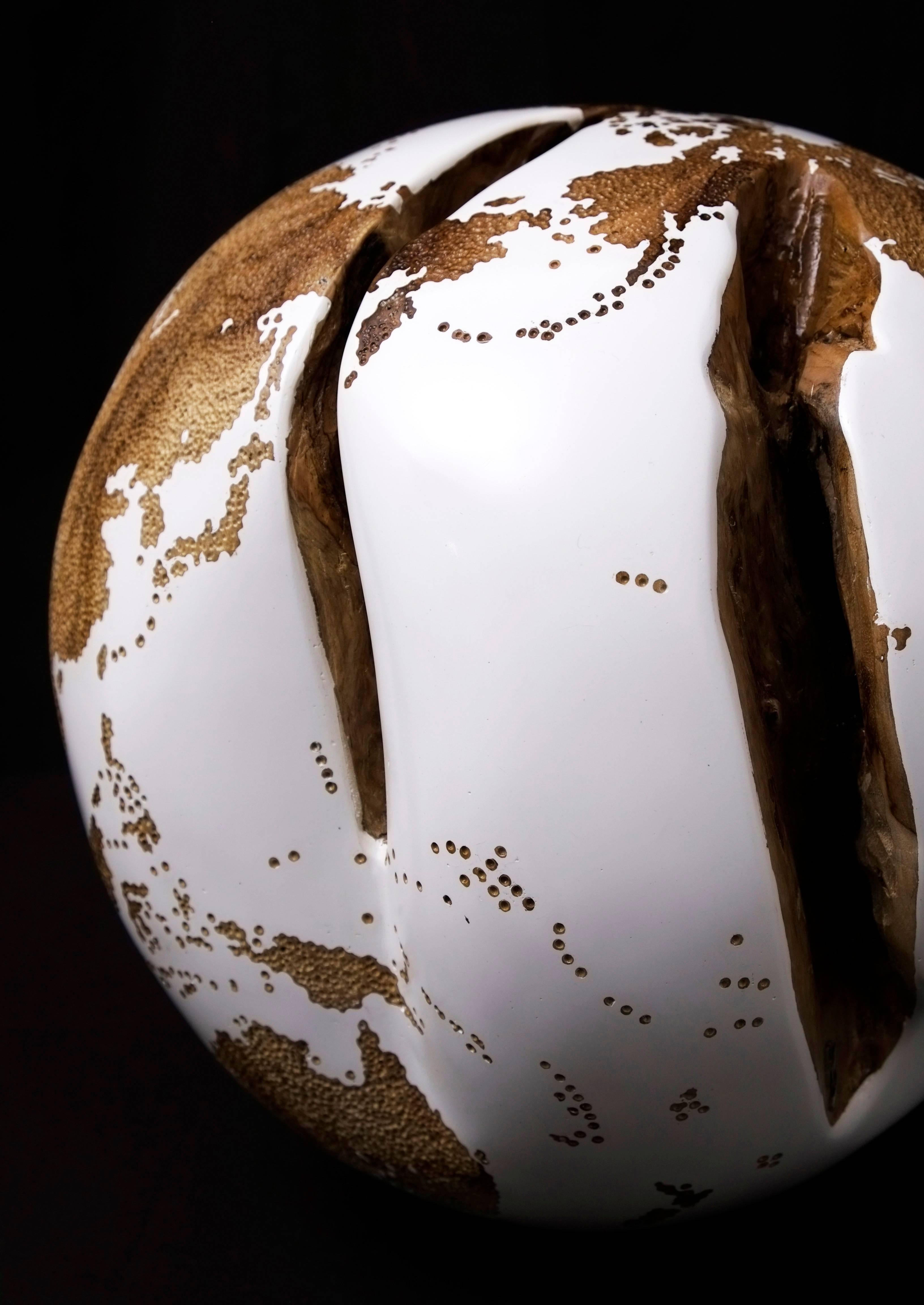 Hammered Skin Texture on Acrylic White Resin Wooden Globe 30cm In Excellent Condition In Saint-Ouen, FR
