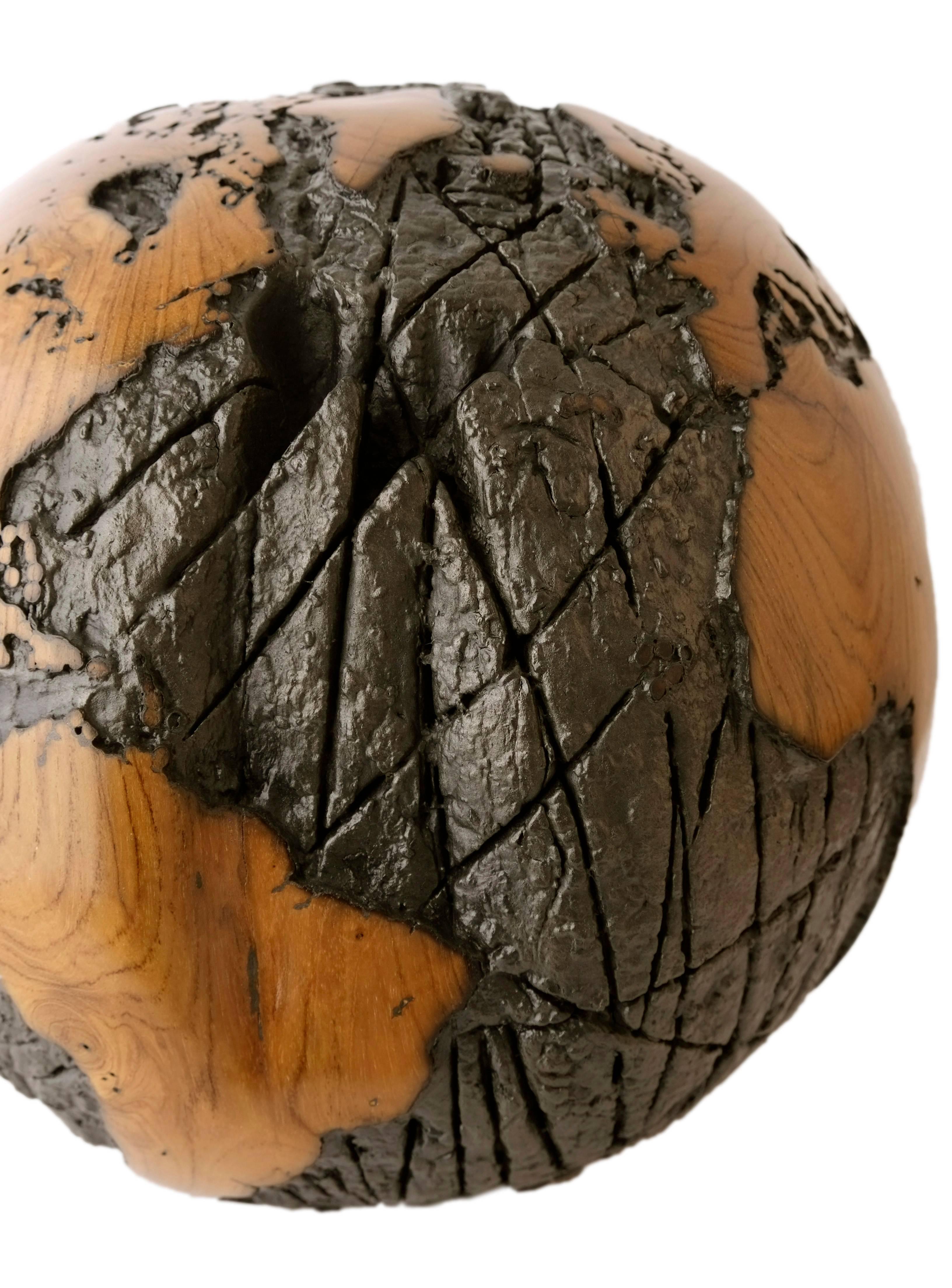 Wooden globe made of teak root and metal with cold lava flow texture, 30 cm In Excellent Condition In Saint-Ouen, FR
