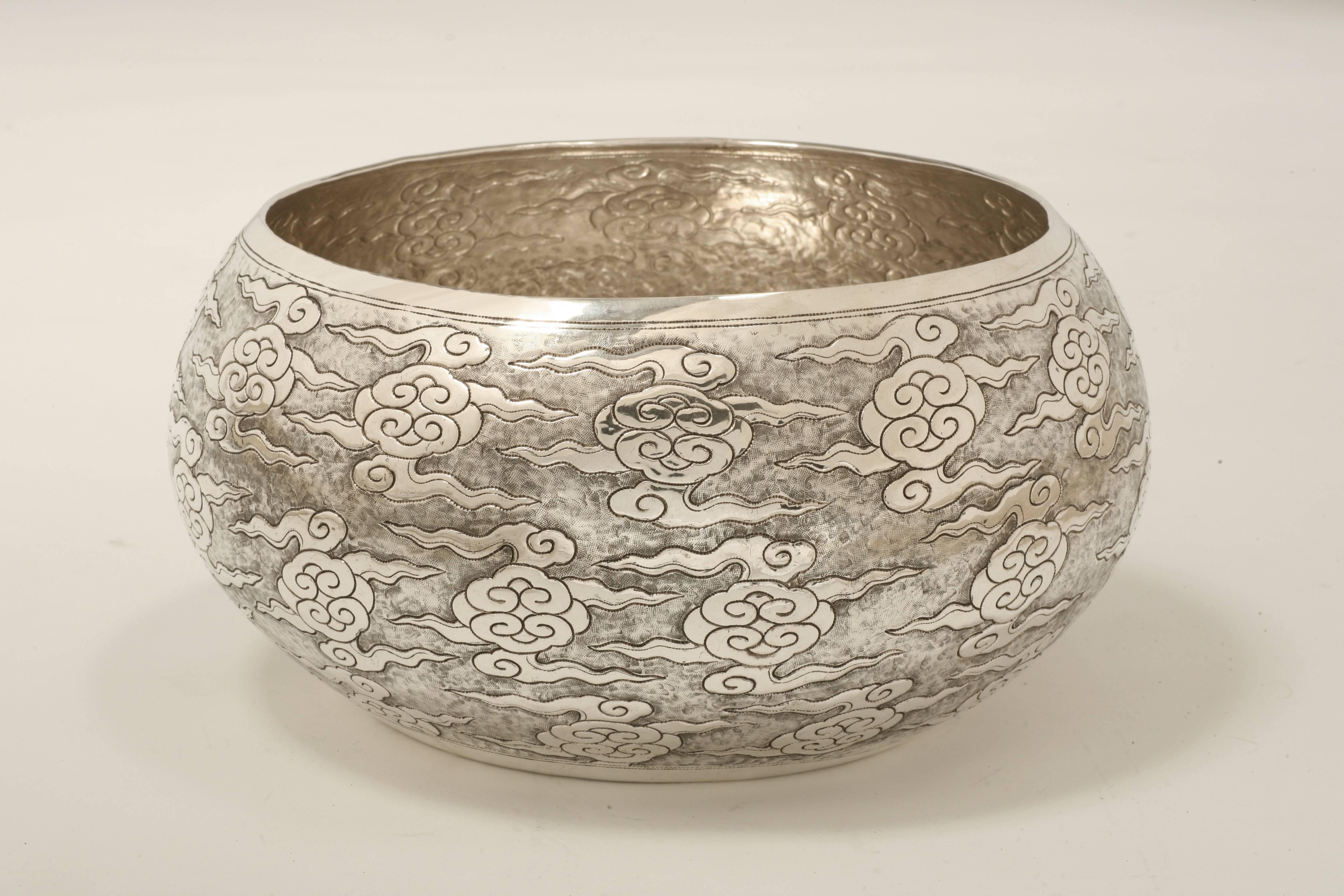 Die große zeitgenössische Schale aus massivem Silber ist fein ziseliert mit dem Wolkenmotiv Ruyi (As-you-wish-Symbol) und in anderen Größen erhältlich.
Das Silber ist zu 90 % rein.