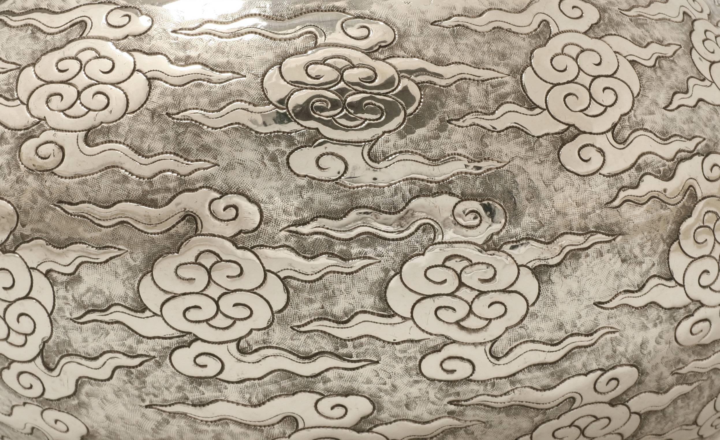 Große handgefertigte zeremonielle Schale aus massivem Silber mit Wolkenmotiv, Tafelaufsatz (Hongkong) im Angebot