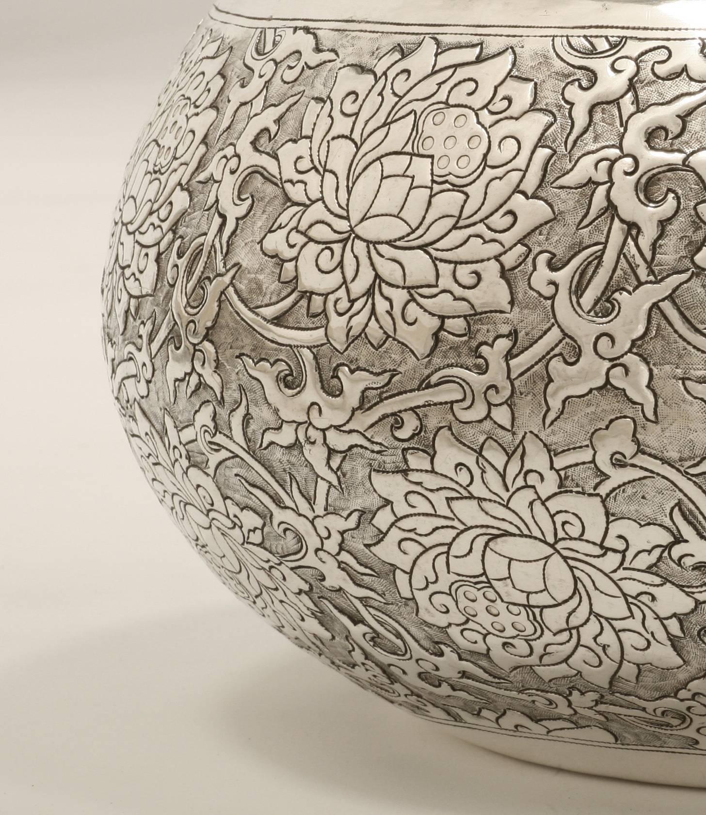 Die große zeitgenössische Schale aus massivem Silber ist fein ziseliert und mit einem Lotusmotiv (Symbol für Eleganz und Reinheit) versehen. Sie ist auch in anderen Größen erhältlich.
Das Silber ist zu 90 % rein.