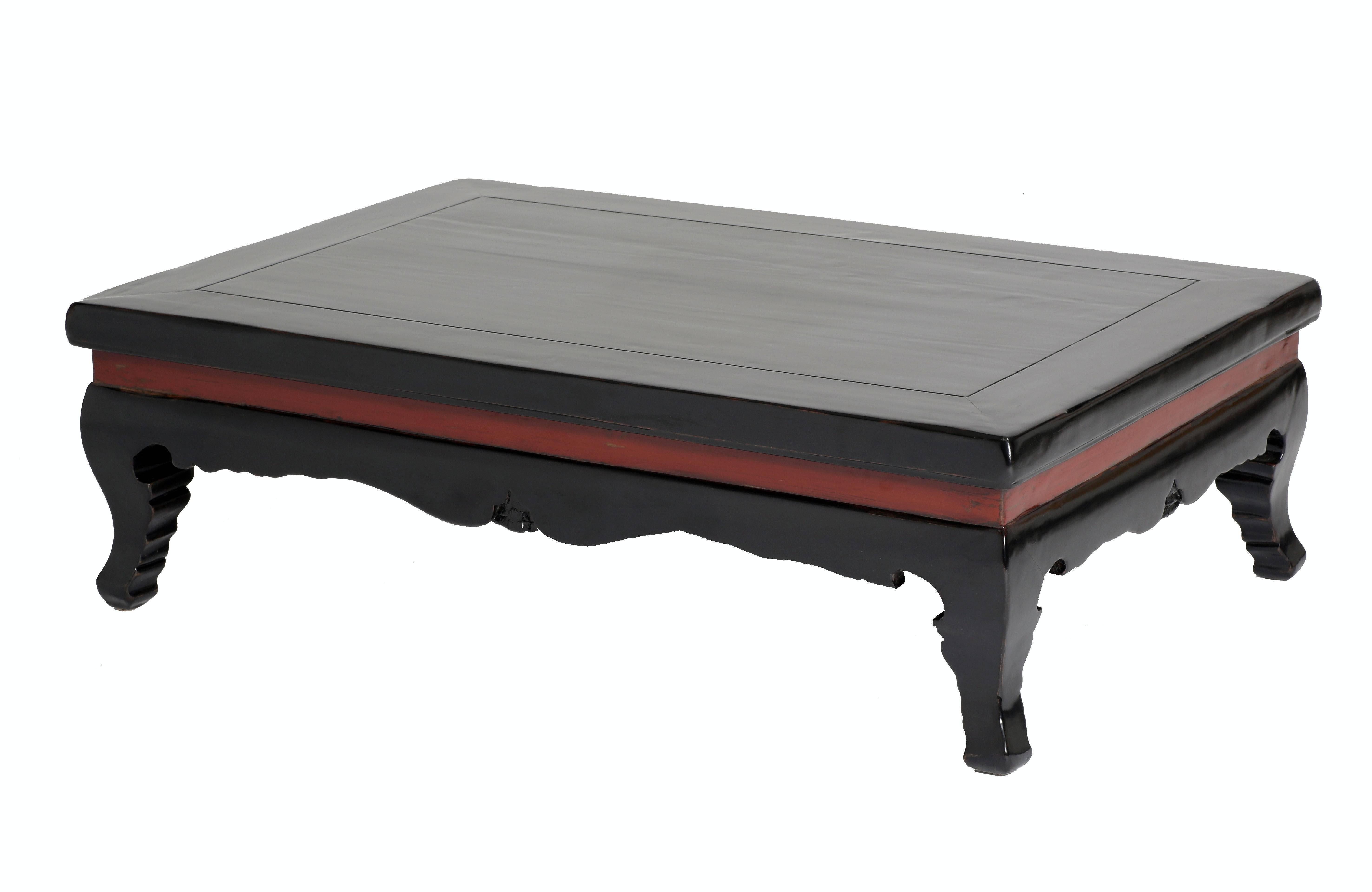 Der feine Kang-Tisch ist mit reichem Originallack überzogen und weist eine schwebende Platte auf, die von einer abgerundeten Kante umschlossen wird.  Rahmen, über einer Taille, gewölbte Schürzen und Cabriole-Beine mit Laubkanten
Schwarzer und roter