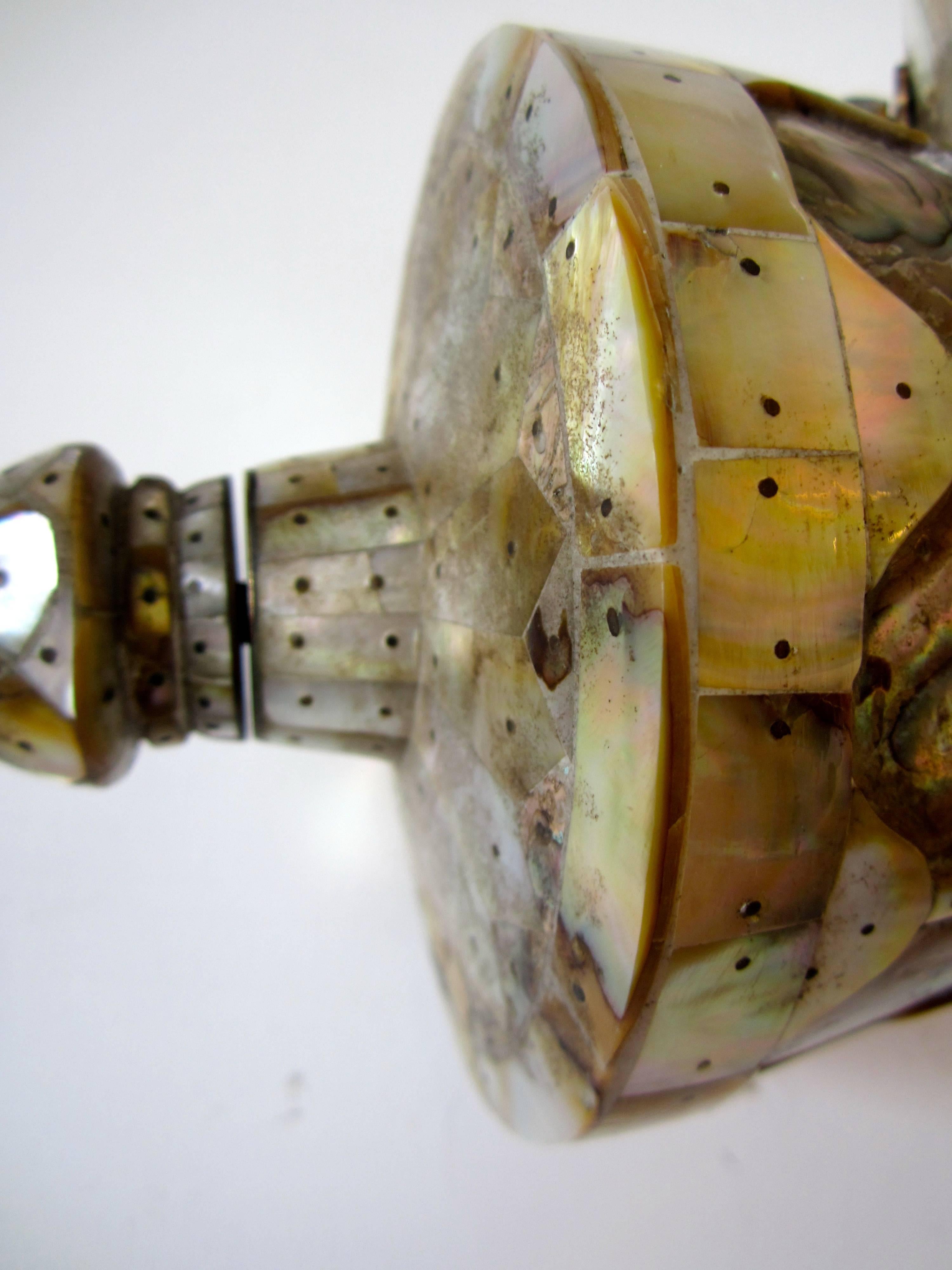 Big Indian Shell and Mother of Pearl Gun Powder Flask In Good Condition In Fossano, IT
