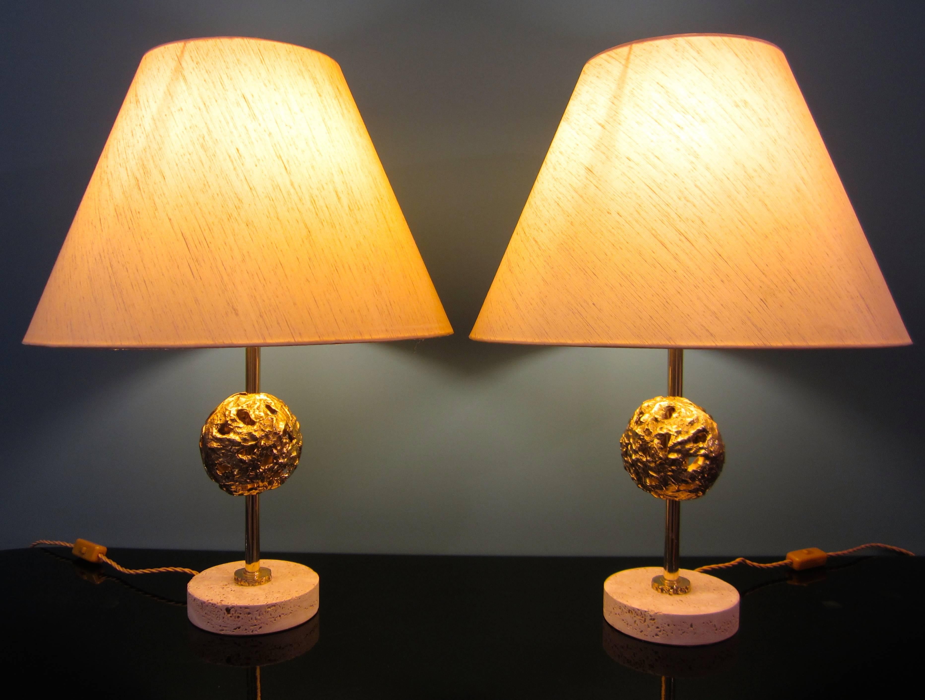 Sculptural pair of table lamps by Angelo Brotto for Esperia, gilt bronze and travertine.