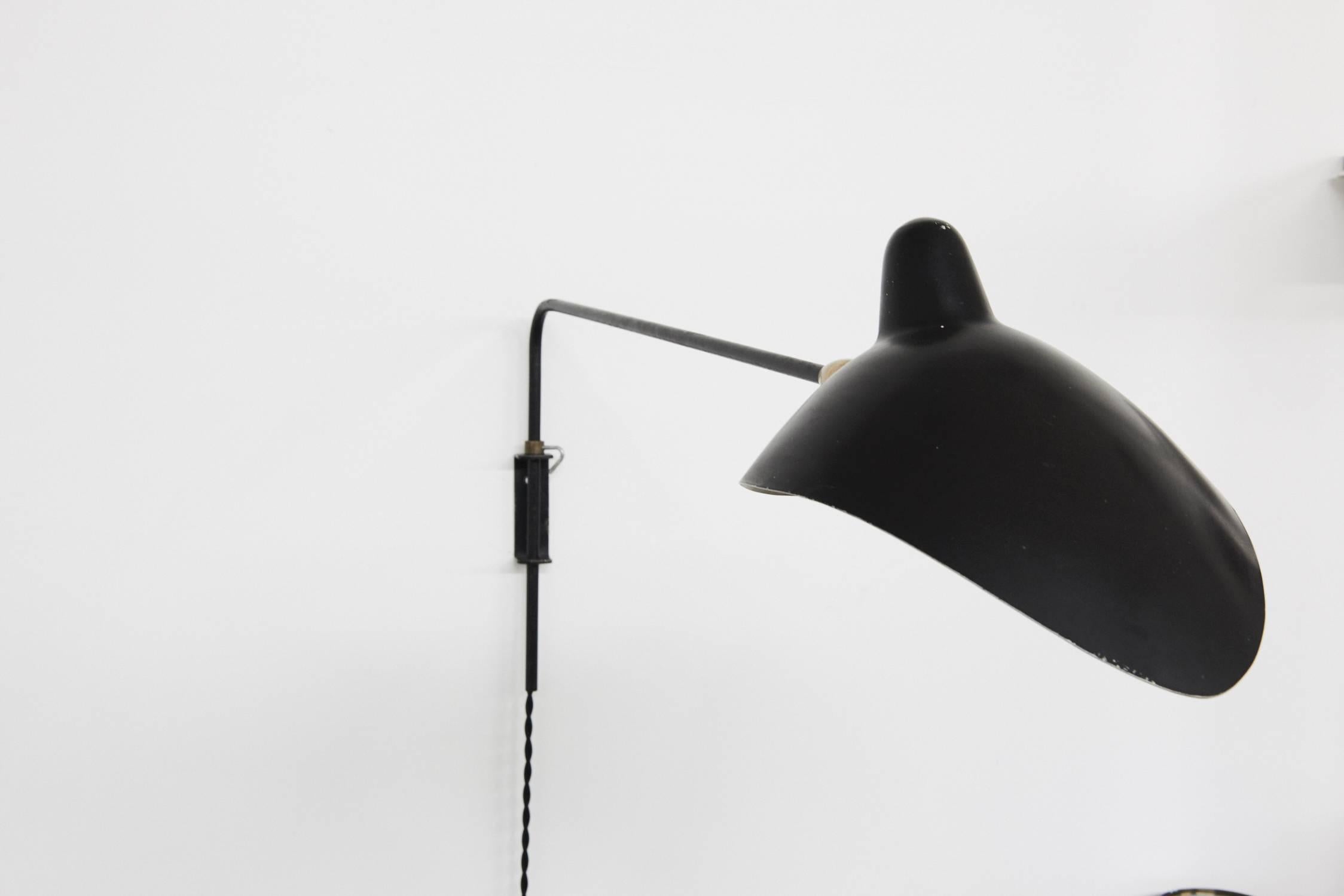 Vintage original long wall-mounted lamp by Serge Mouille with rare 'Casquette' shade. This is an original, not a reproduction. Recently re-wired. Classic black exterior with white shade interior. Retains original head but has been re-wired with