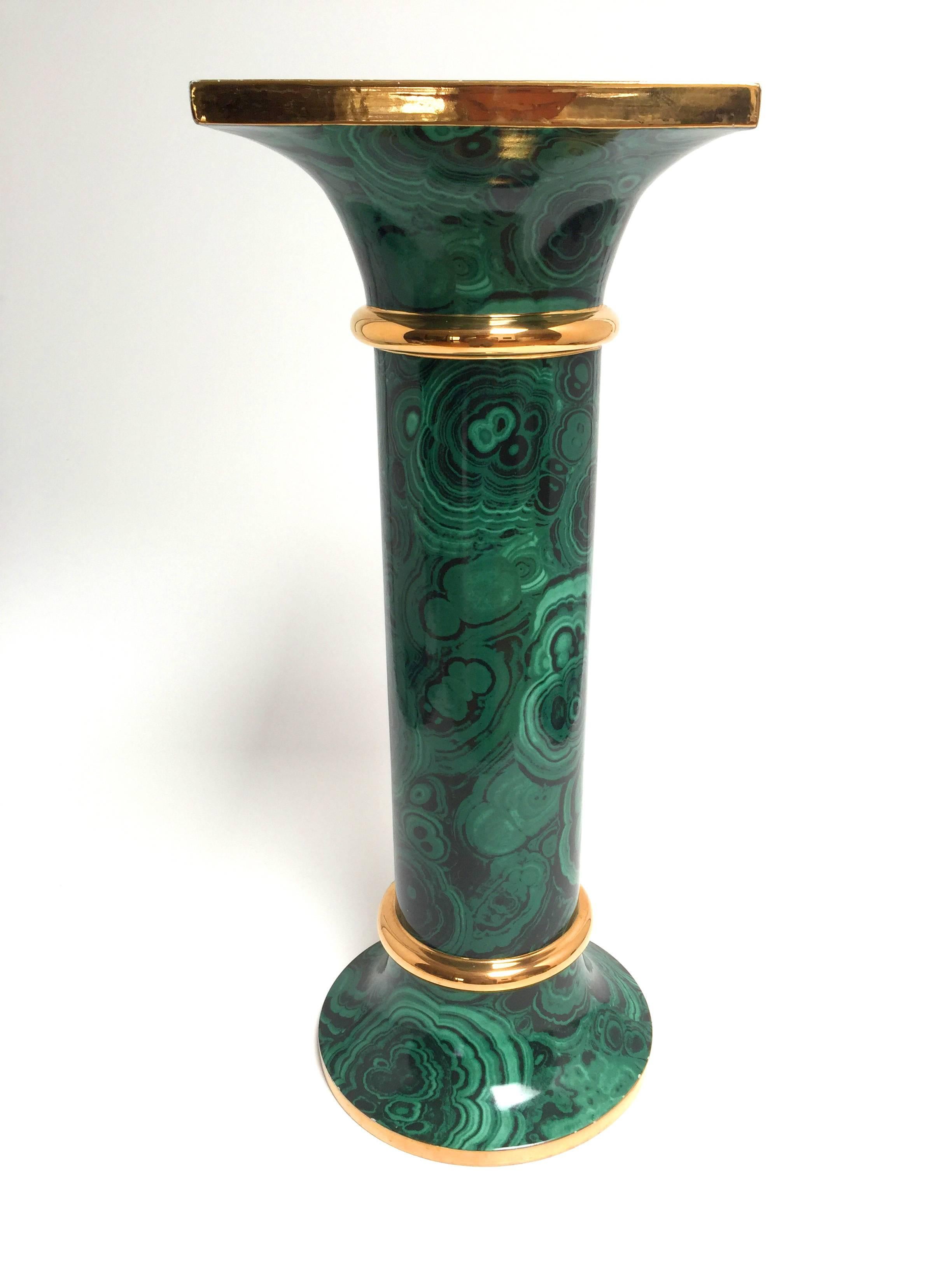 Reminiscent of Piero Fornasetti's style, this Italian pedestal features a transfer-printed malachite design on a ceramic body, with gilt edges. 1950s.

Underside stamped with Made in Italy.