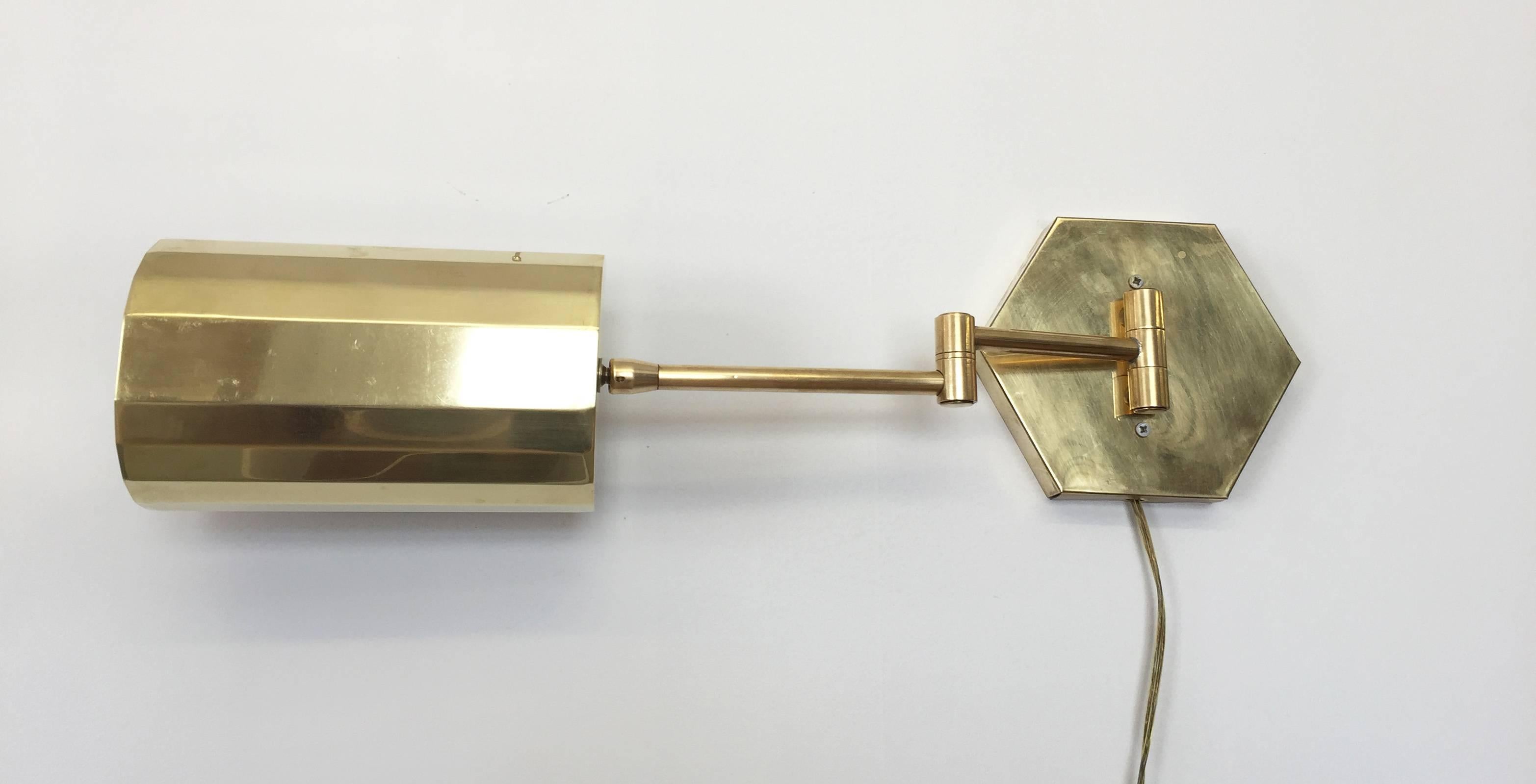 Vintage Articulating Brass Swing Arm Wall Lamp with Faceted Shade, 1970s In Excellent Condition In Los Angeles, CA