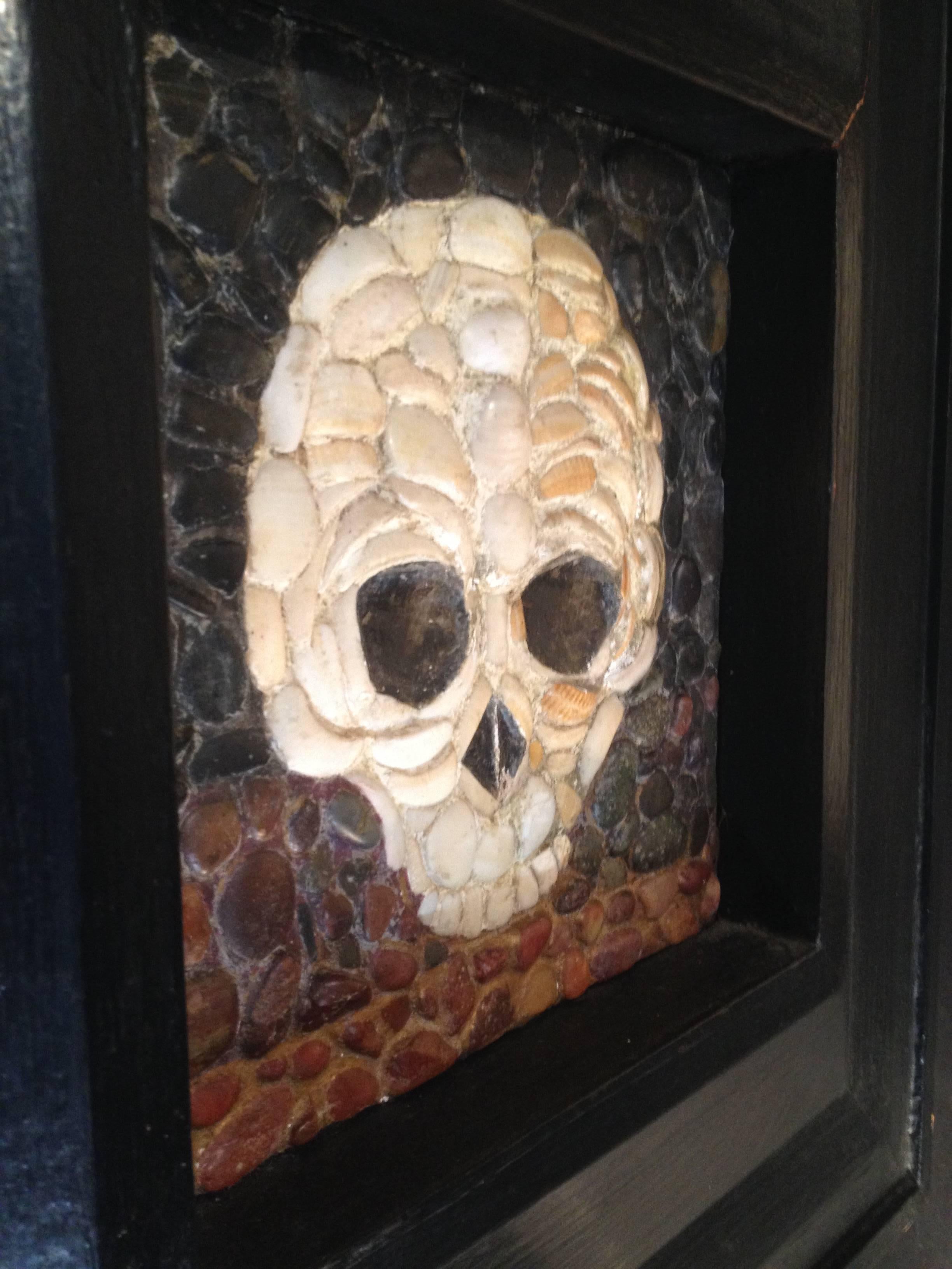 Skull art grotto, Folk Art, made of shells and pebbles. Genuine vanity very expressive, signed at the back FV. Beautifully framed in the style of Flemish Renaissance, all original. Mind condition. Contemporain art piece. Unique piece.