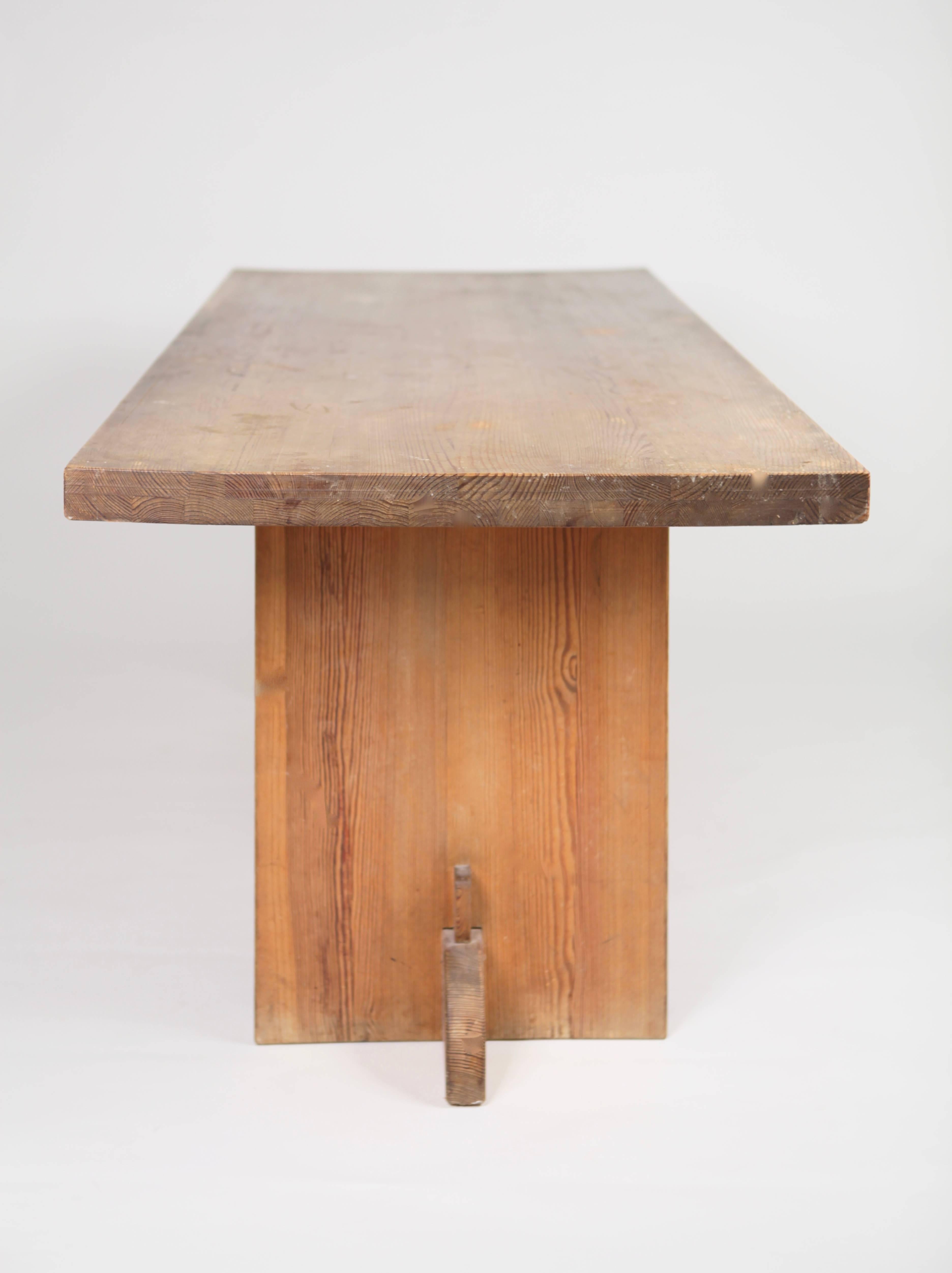 Pine 'Lovö' table by Swedish Modernist Axel-Einar Hjorth, manufactured by Nordiska Kompaniet in Sweden, circa 1932.
Best known for his modern reduced design, this table by Axel-Einar Hjorth is one of his masterpieces.