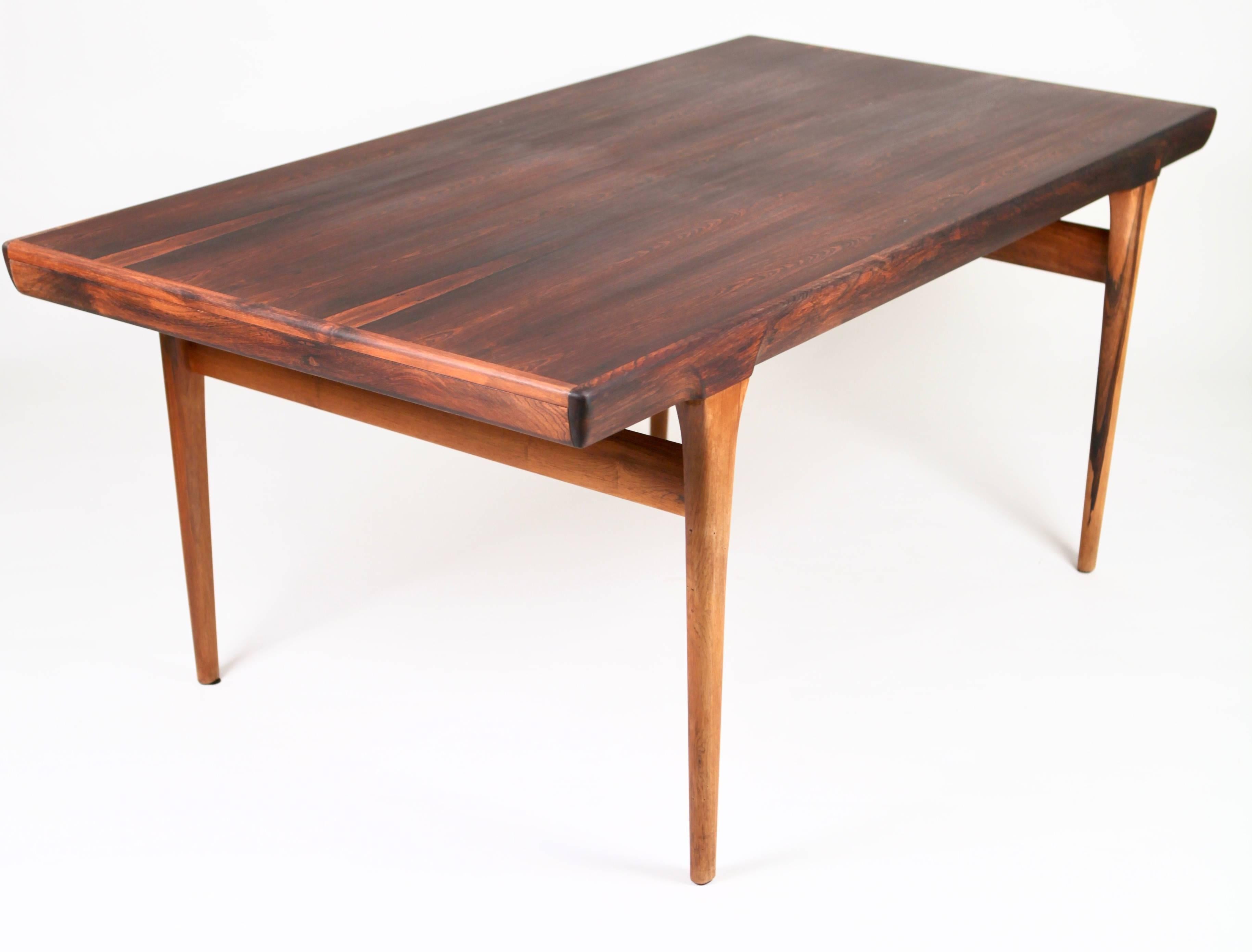 Scandinave moderne Ib Kofod-Larsen, Table de salle à manger, bois de rose, Danemark, vers 1960