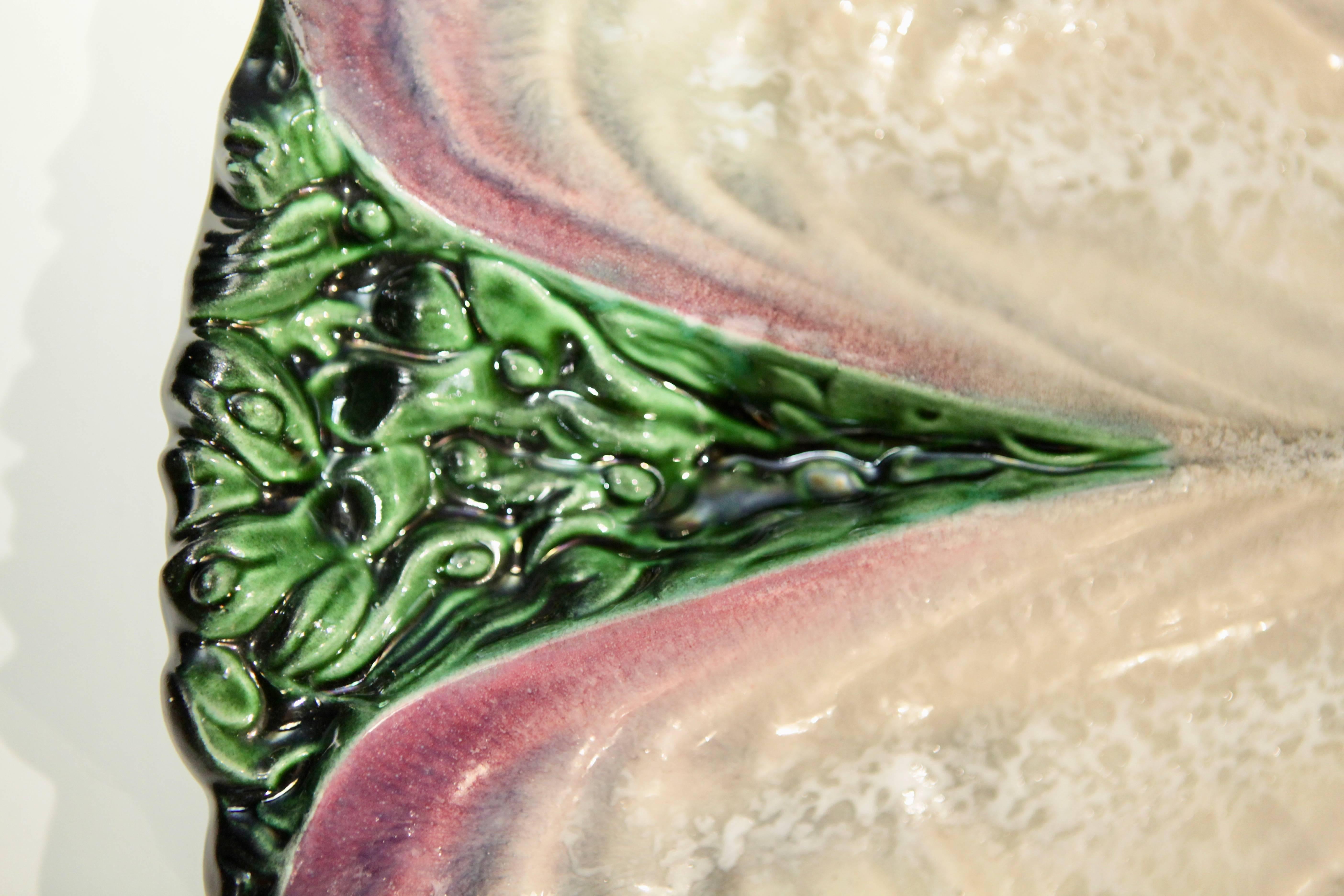 Pol Chambost, paire de grandes assiettes en faïence à coquillage, vers 1950, France.
Émail blanc nacré, violet, noir et vert.
signé. Dimensions : 44,5 cm, 45 cm.