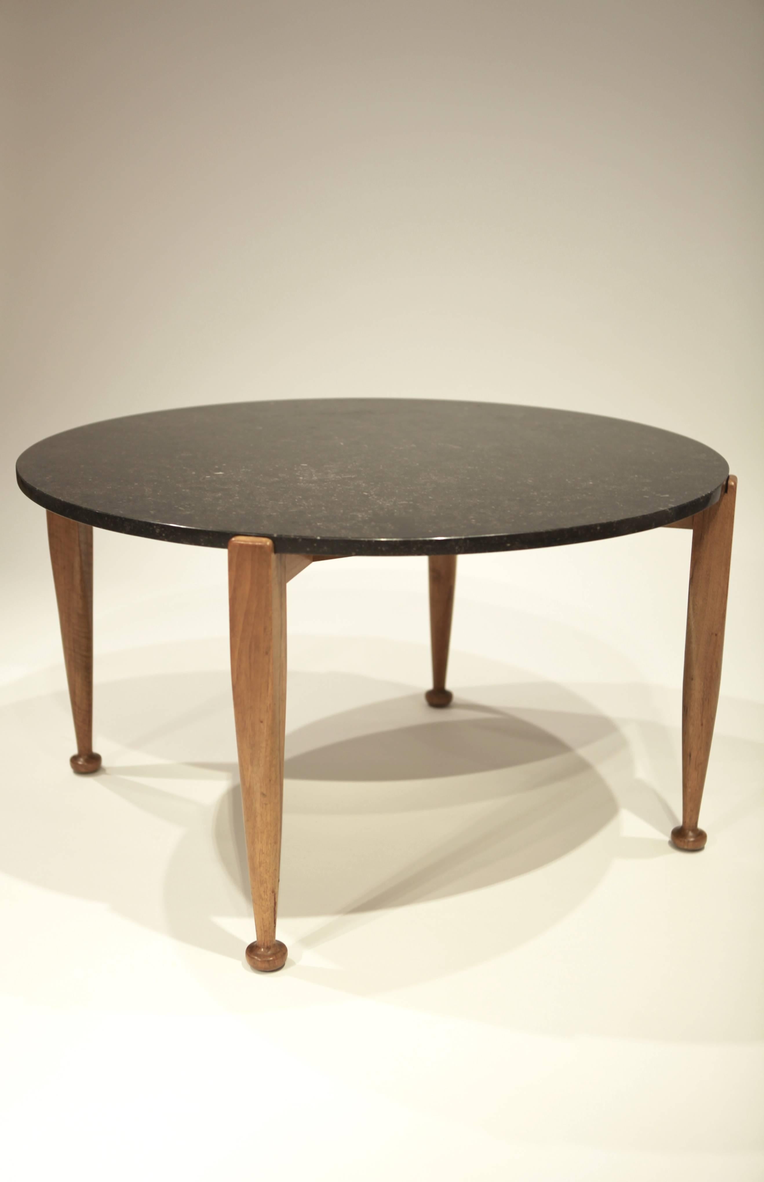 Josef Frank coffee table in walnut and black marble.
Manufactured by Svenskt Tenn in 1950, Sweden.