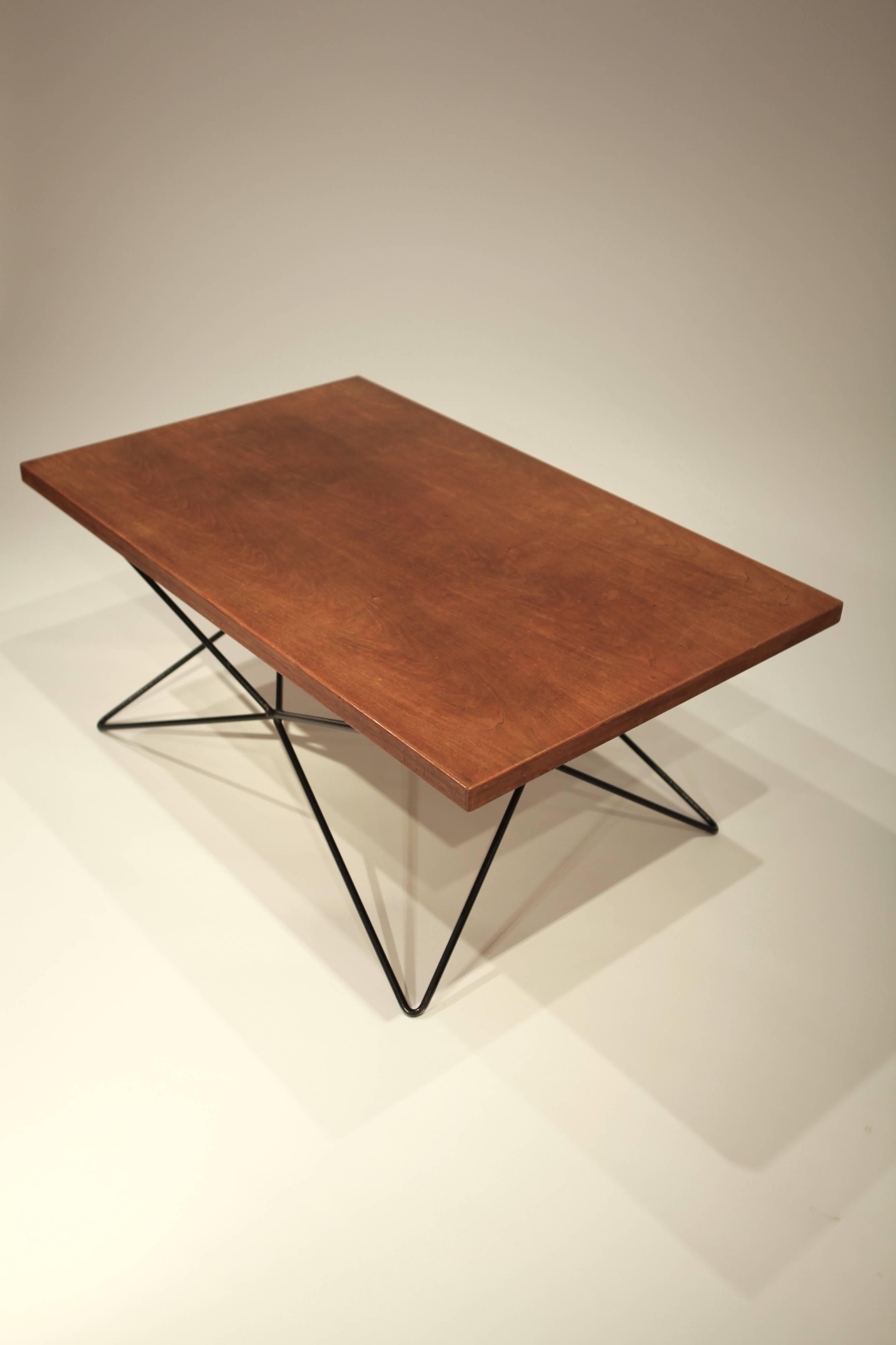 Teak top and black painted iron base coffee table.
Bengt Johan Gullberg, Sweden, 1950s.
Adjustable in 3 height positions by turning the base.