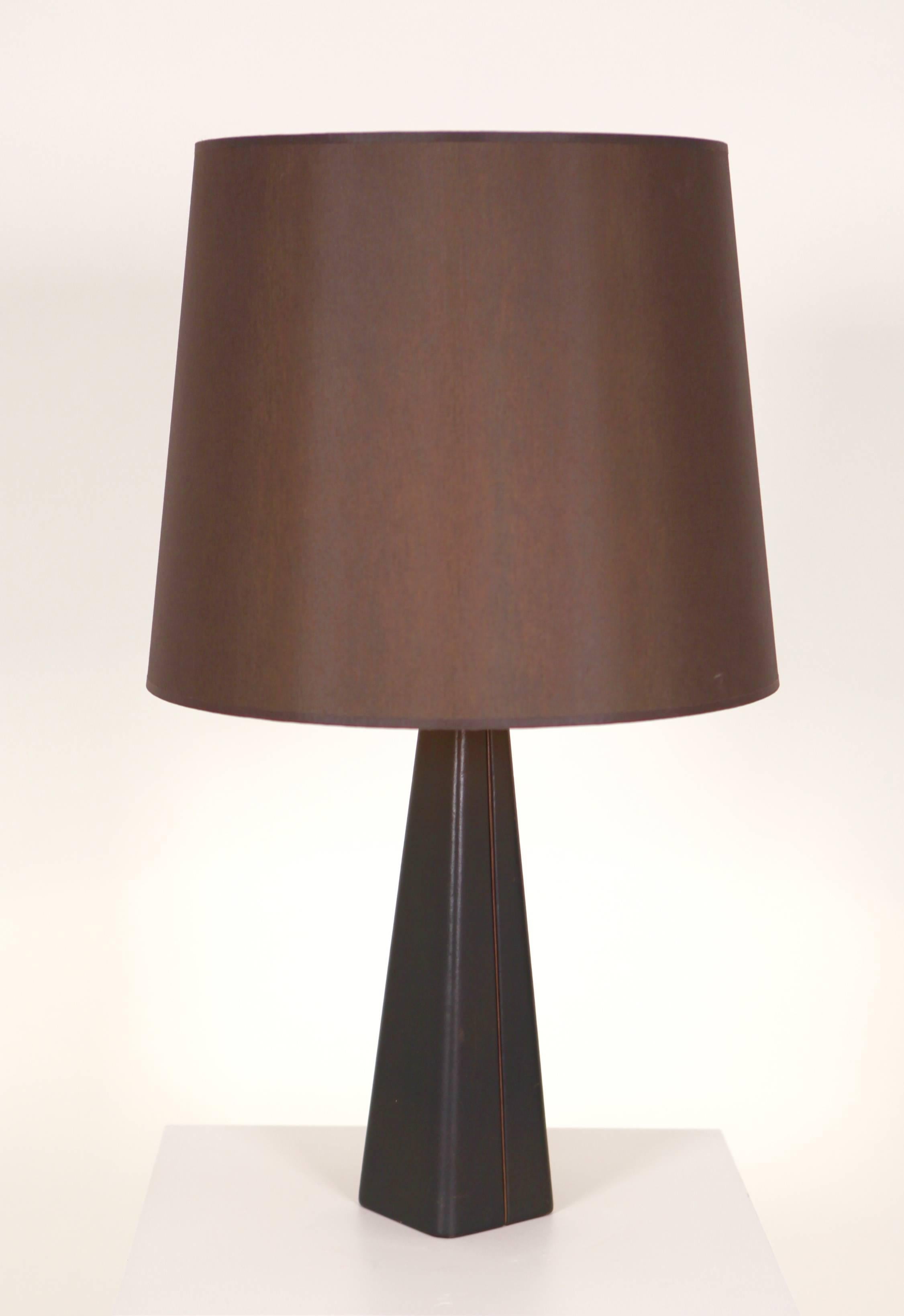 Finlandais Lisa Johansson-Pape, lampe de bureau recouverte de cuir en vente