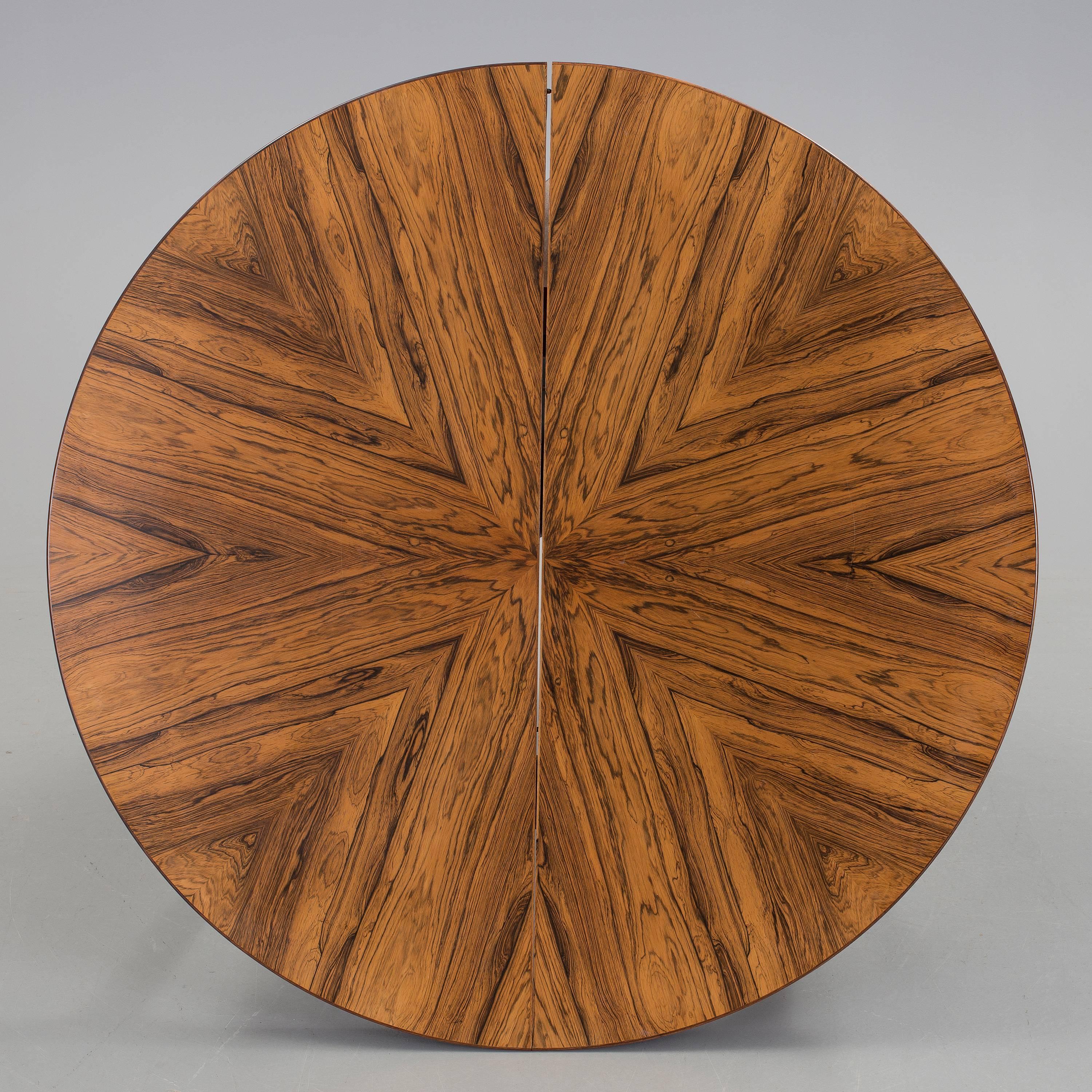 A excellent Cortina table in rosewood by Svante Skogh,
manufactured by Säffle Möbelfabrik, Sweden, 1960s
120 cm diameter, extended length with two leafs 200 cm,.
