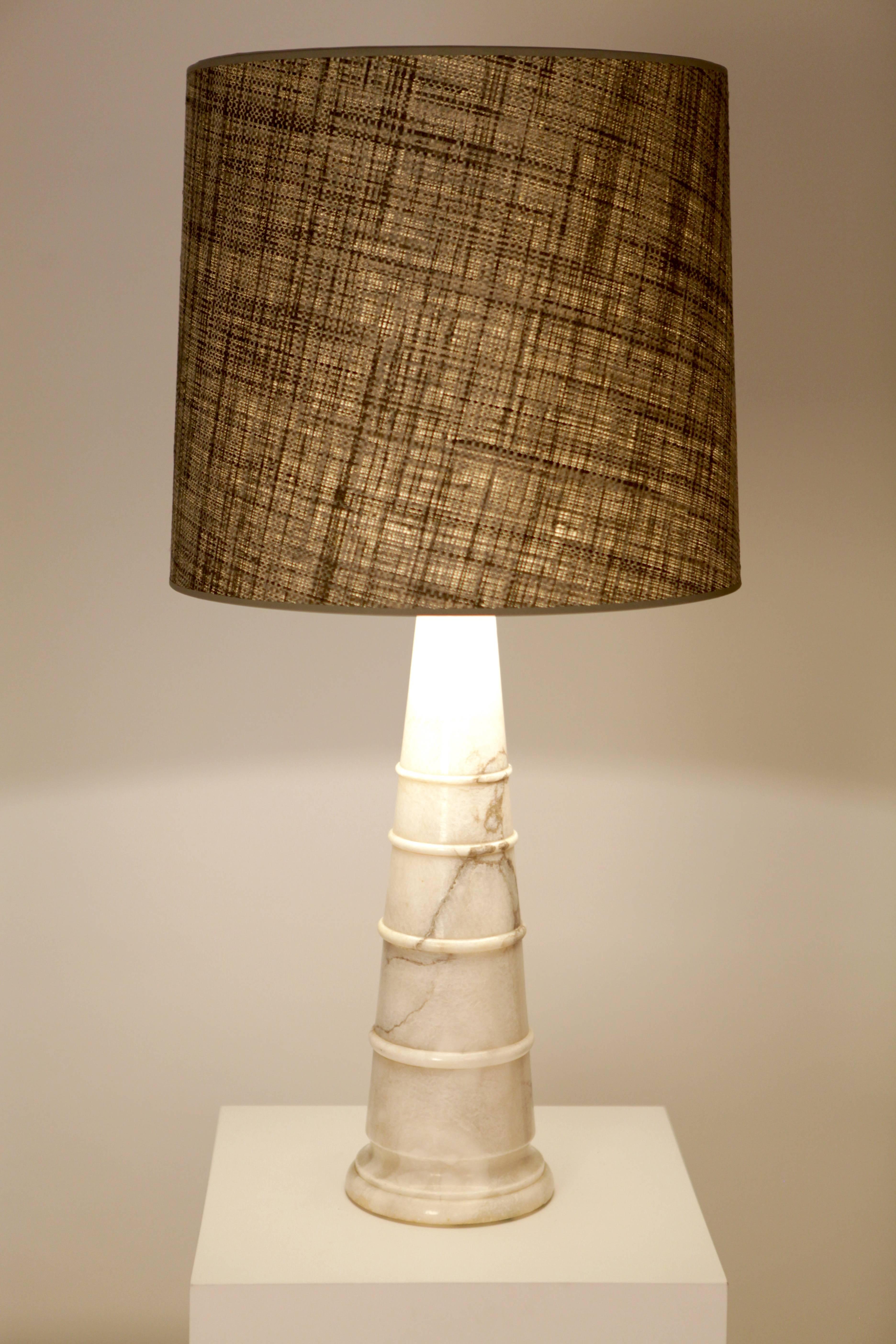 A large and fine carved Italian white marble cone shaped table lamp,
rewired and handmade Raffia-shade with diffuser.
Excellent condition.

Italy, 1970s.
 