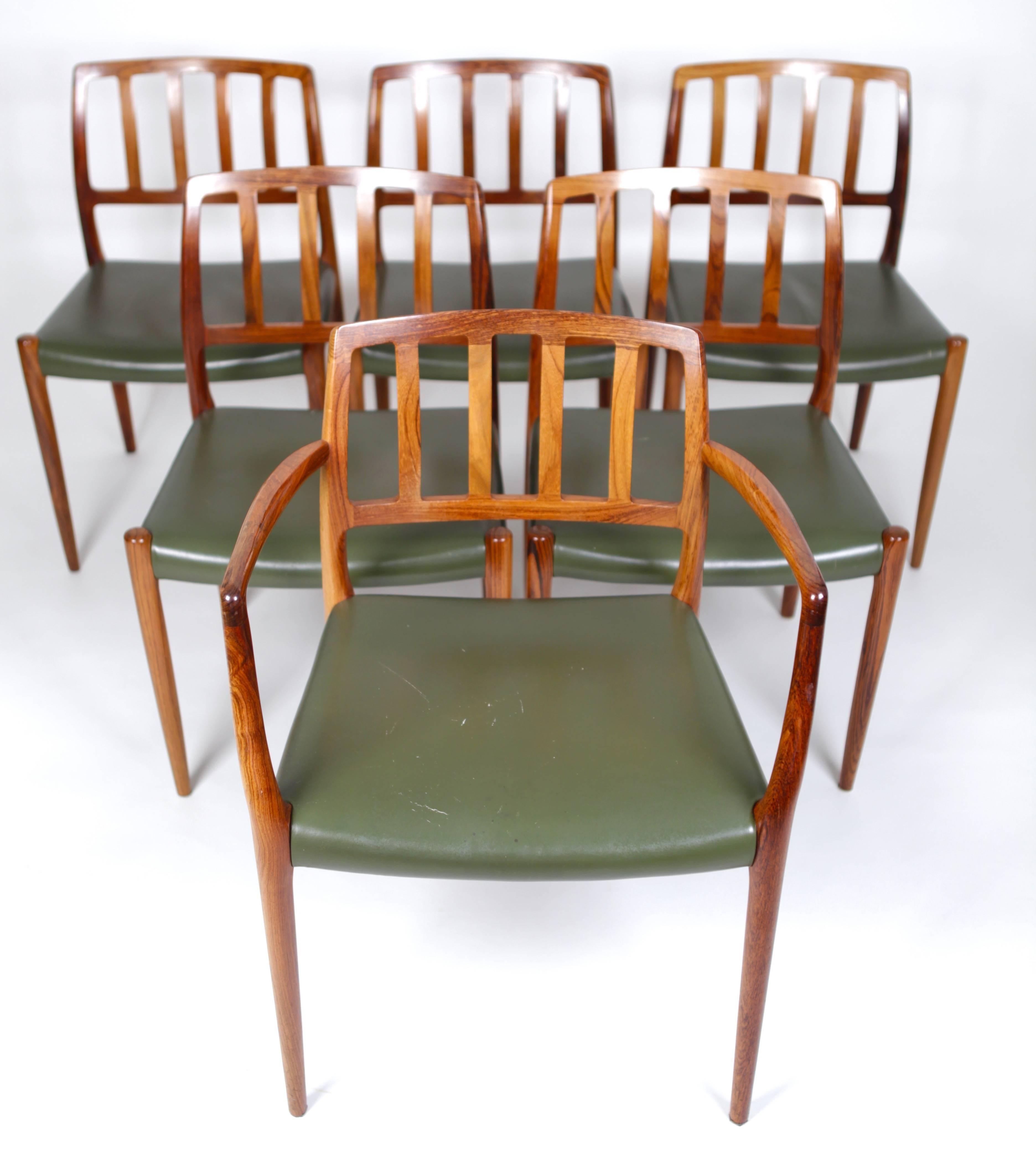 Satz von sechs Esszimmerstühlen (Modell 66 und 83) aus ostindischem Palisanderholz und grünem Leder, entworfen von Niels O. Møller im Jahr 1974,
Hergestellt von P. Jeppesen.
        