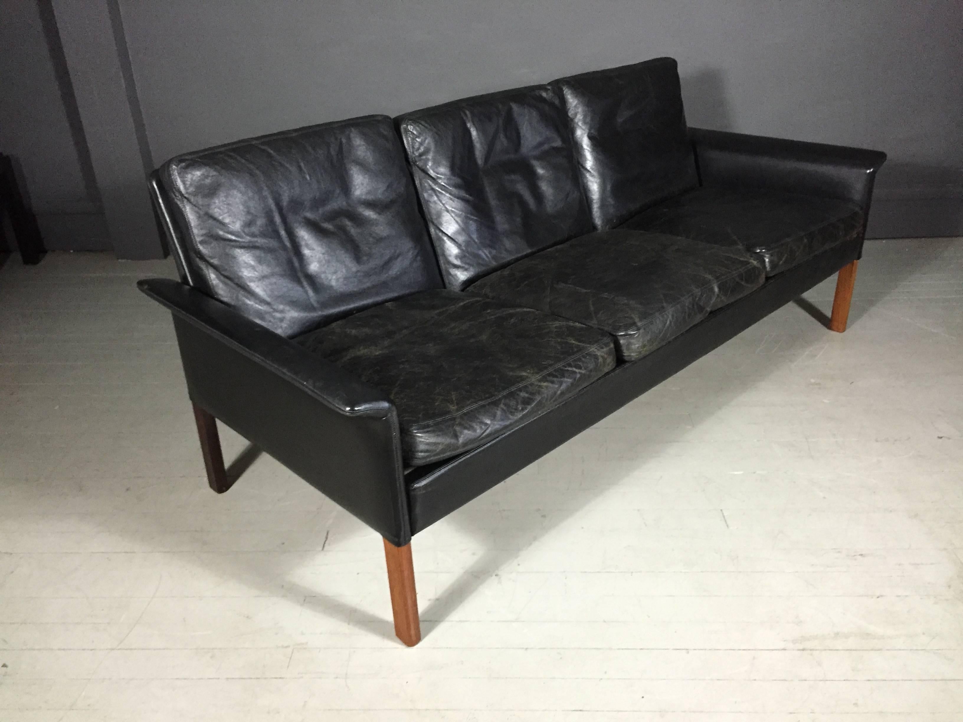 A wonderful condition sofa with three loose cushions in original black leather, rosewood legs by Hans Olsen. Produced by CS Møbler, Glostrup, Denmark, 1960s.

Excellent condition.