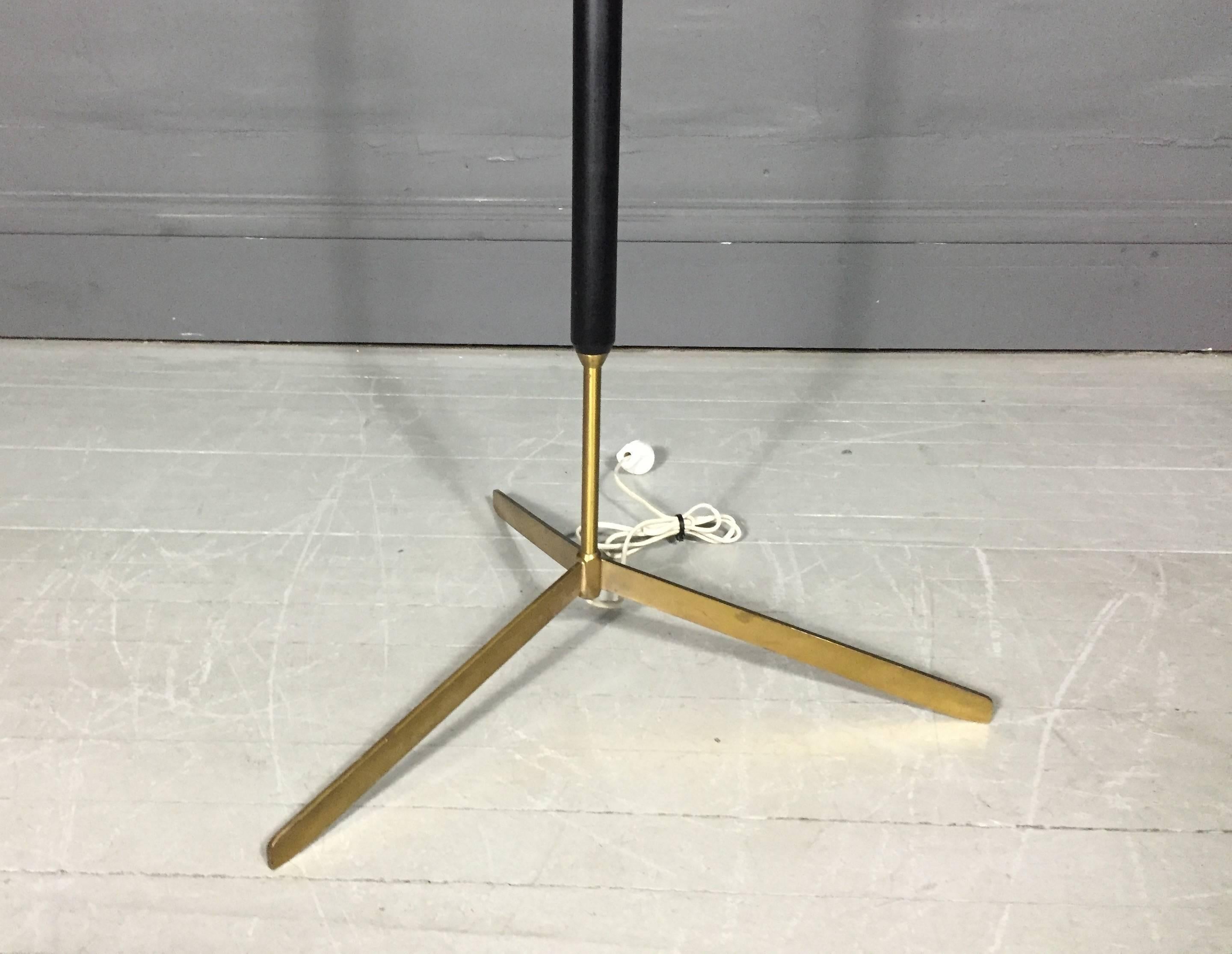 Very chic and architectural floor lamp made with brass, black enameled wood, linen shade and bakelite switch by Hans Bergström for ateljé Lyktan. Sweden, 1940s. Excellent condition. Current European plug can be altered upon request.