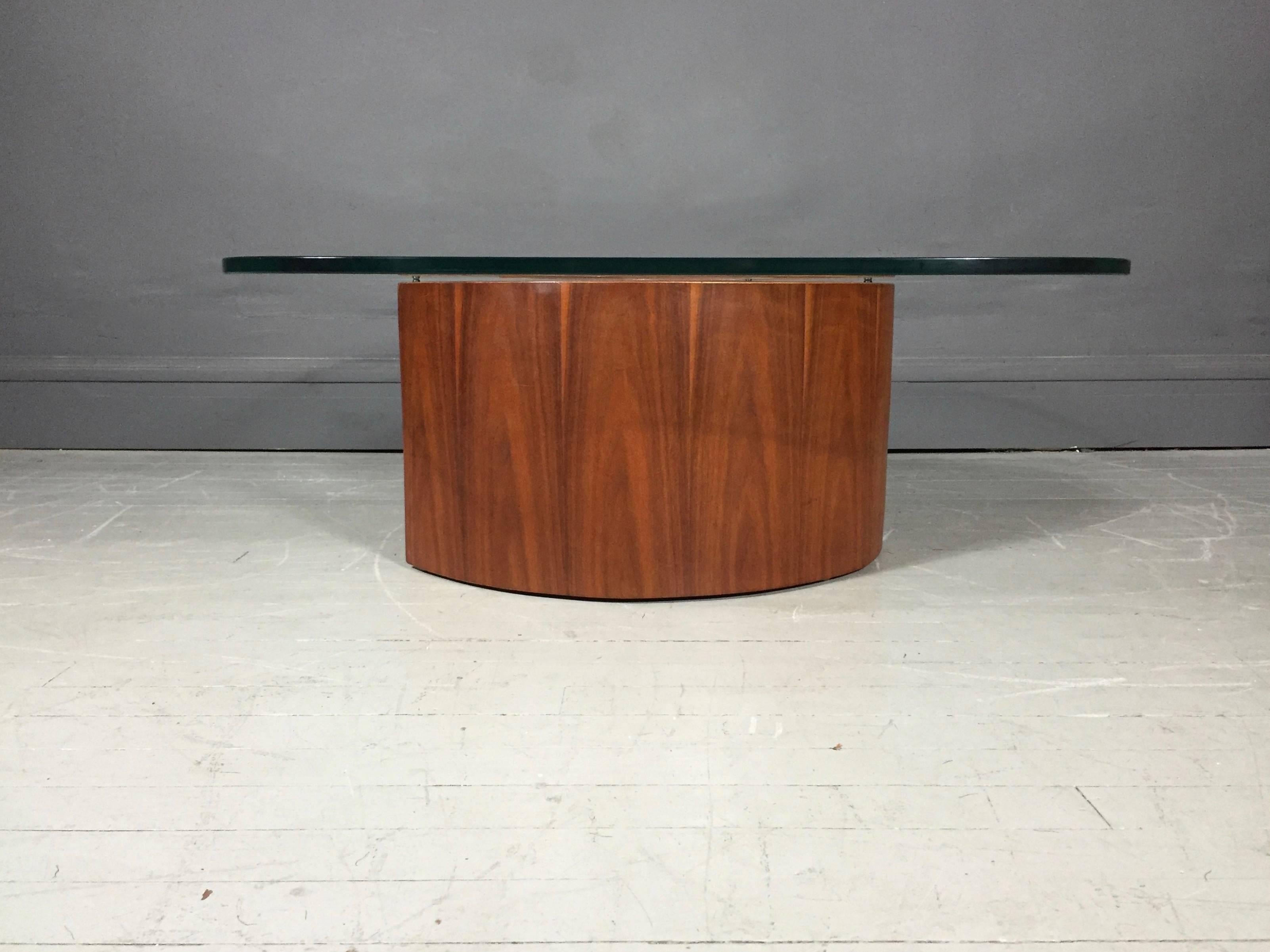 Vladimir Kagan Snail Table in Walnut, USA, Designed for Selig, 1954 In Good Condition In Hudson, NY